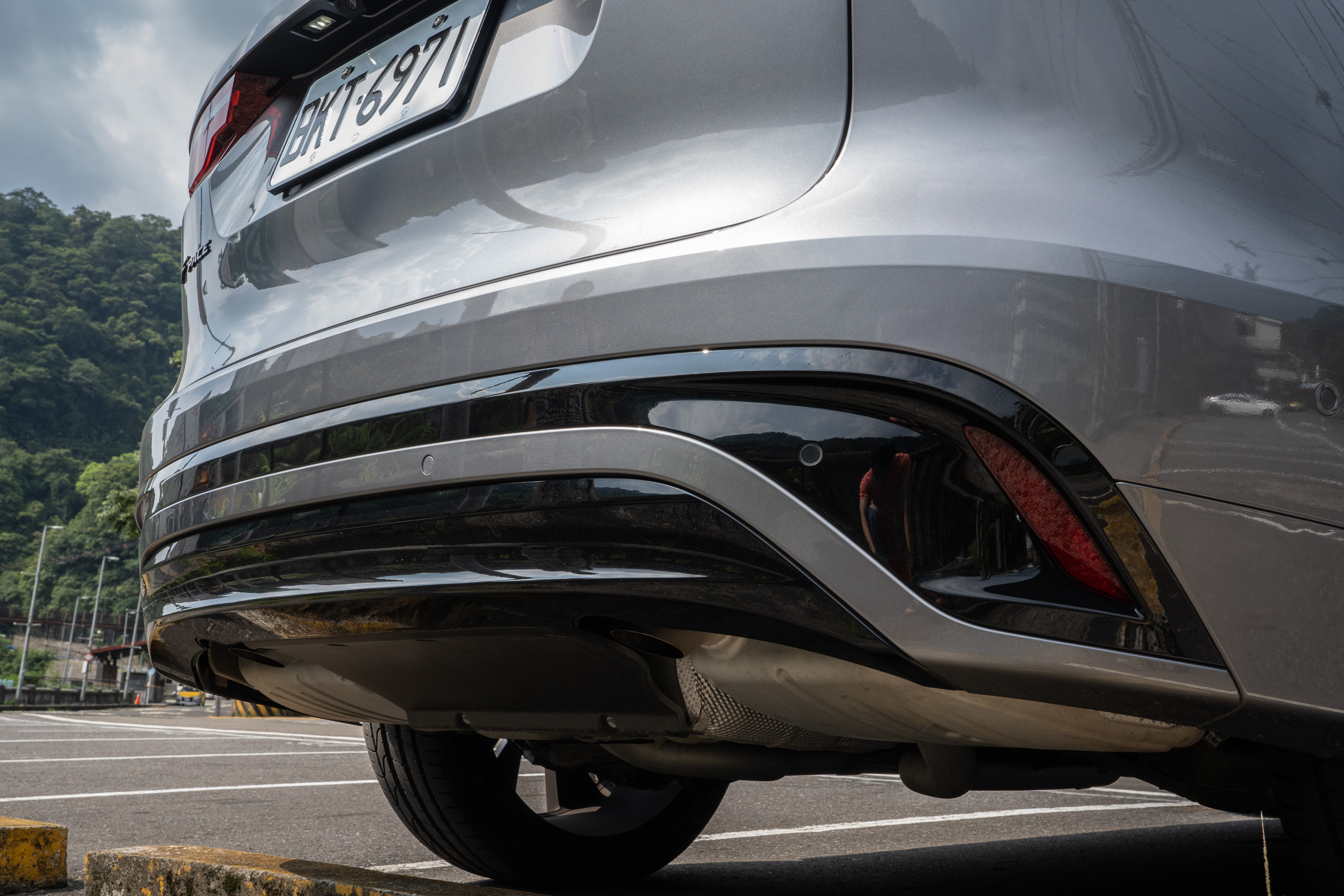 排氣尾管為隱藏式。