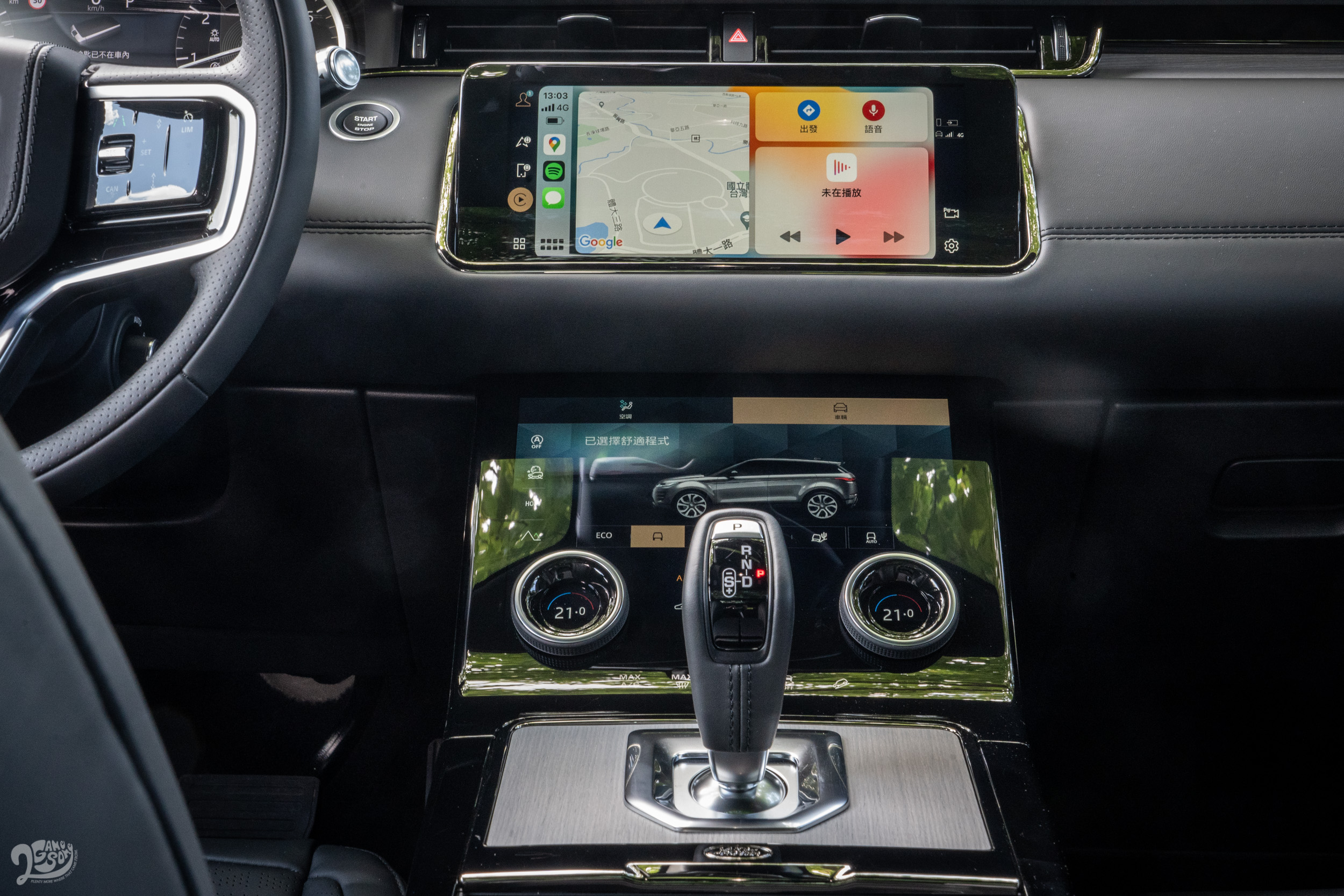 中控台兩只數位螢幕包辦了所有車載控制裝置。