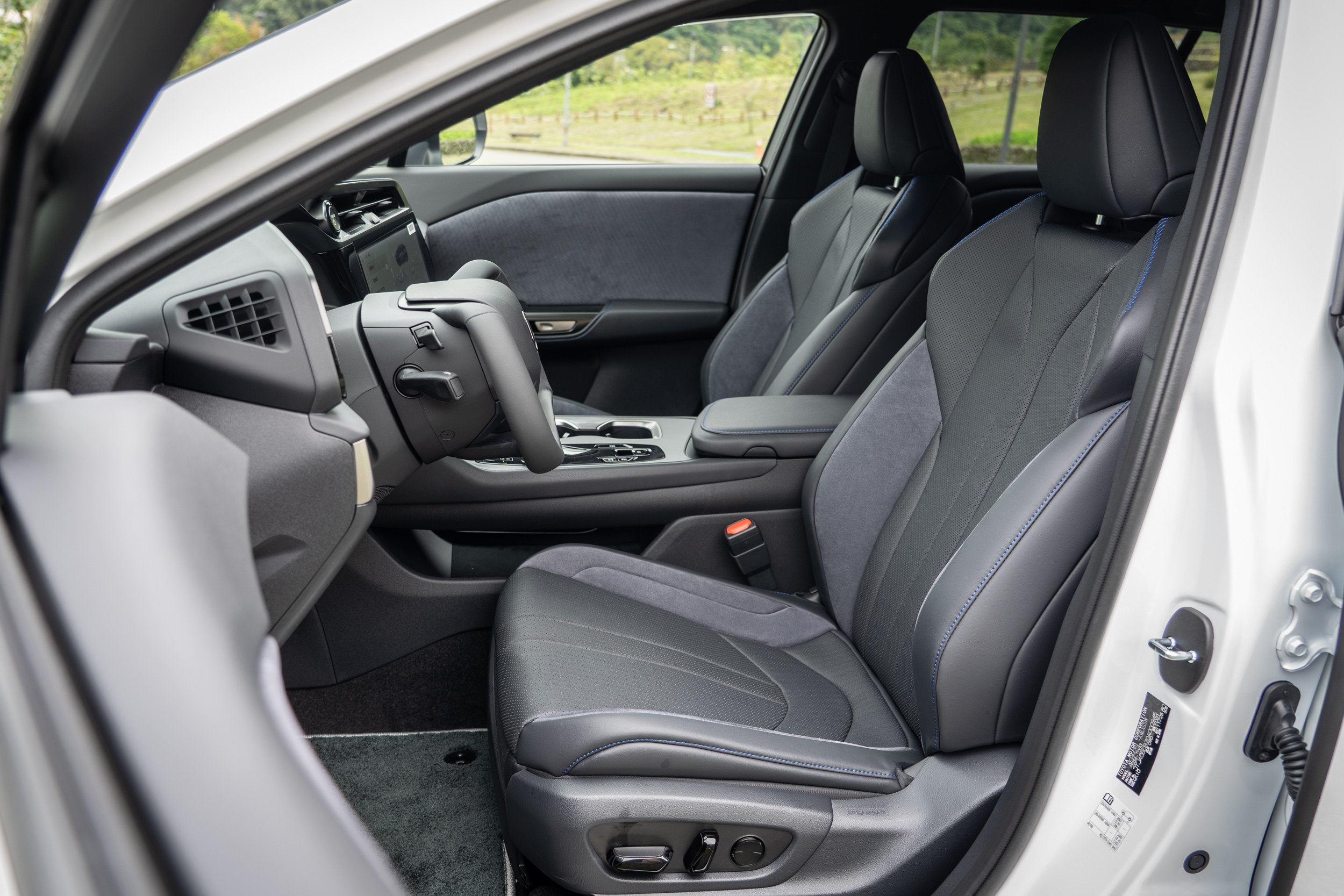 跑車化座椅表面為Ultrasuede人造麂皮材質。