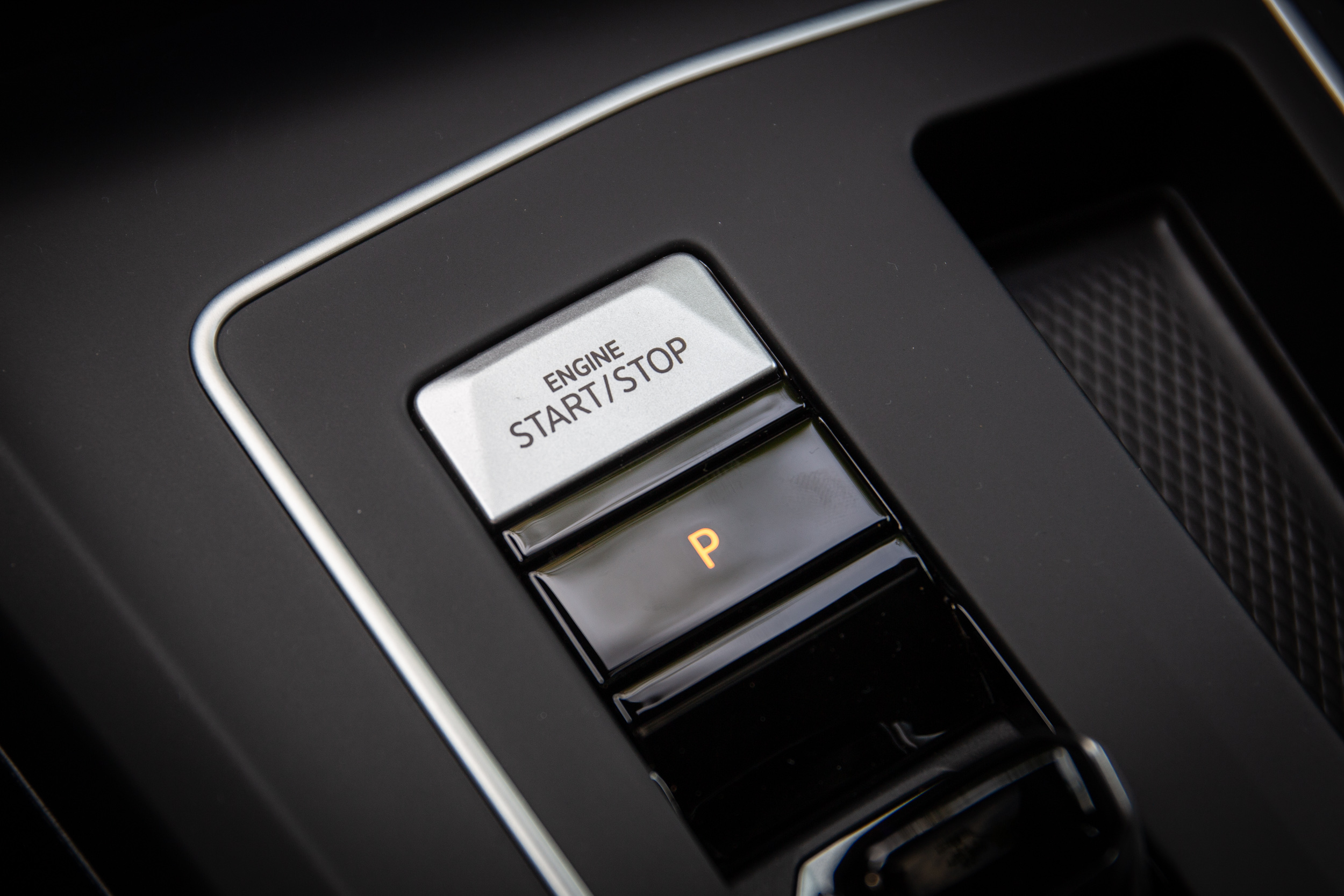 引擎啓閉鈕為少數的實體按鍵。