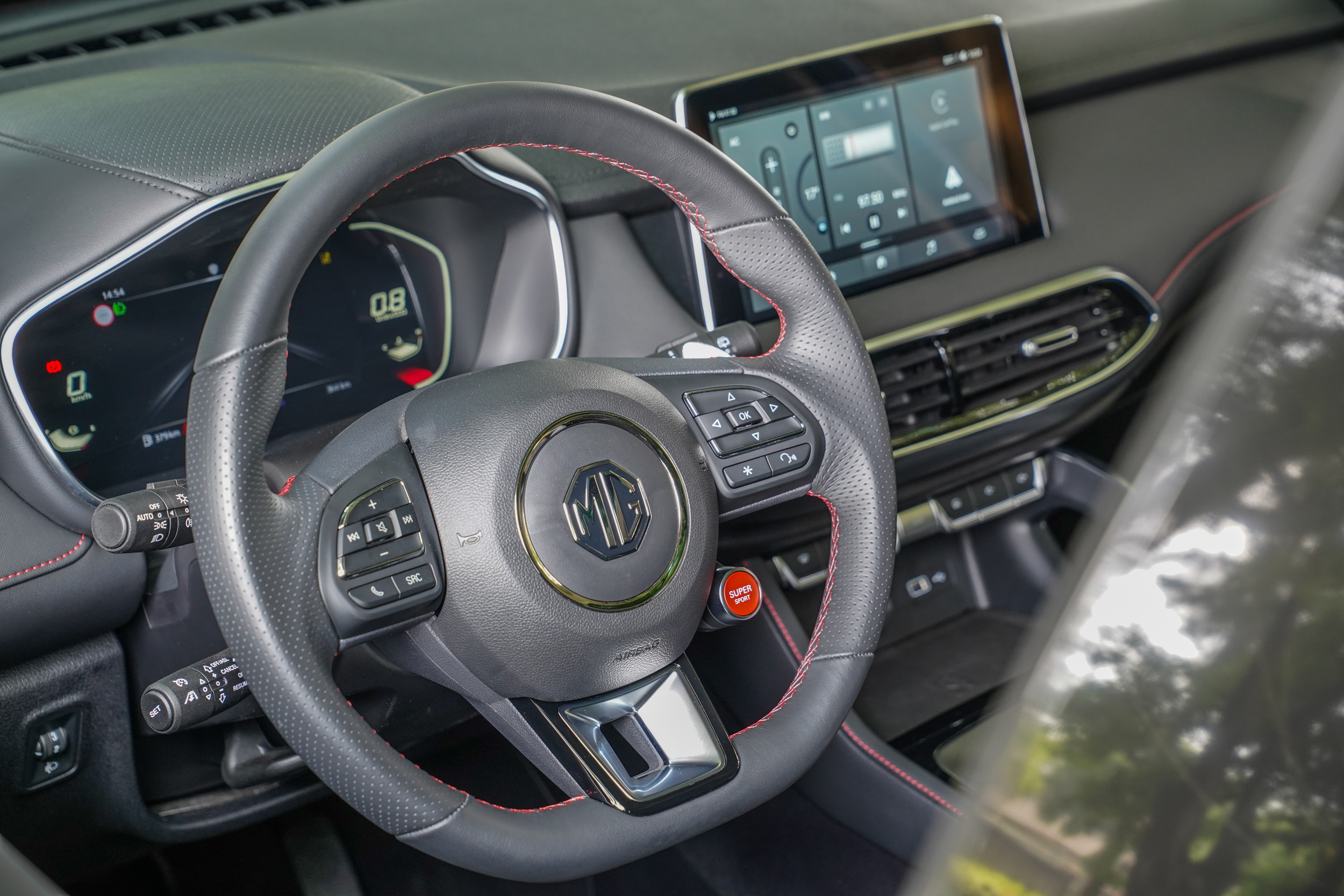 三幅平底式方向盤,期望給予更明顯的跑車氣息。