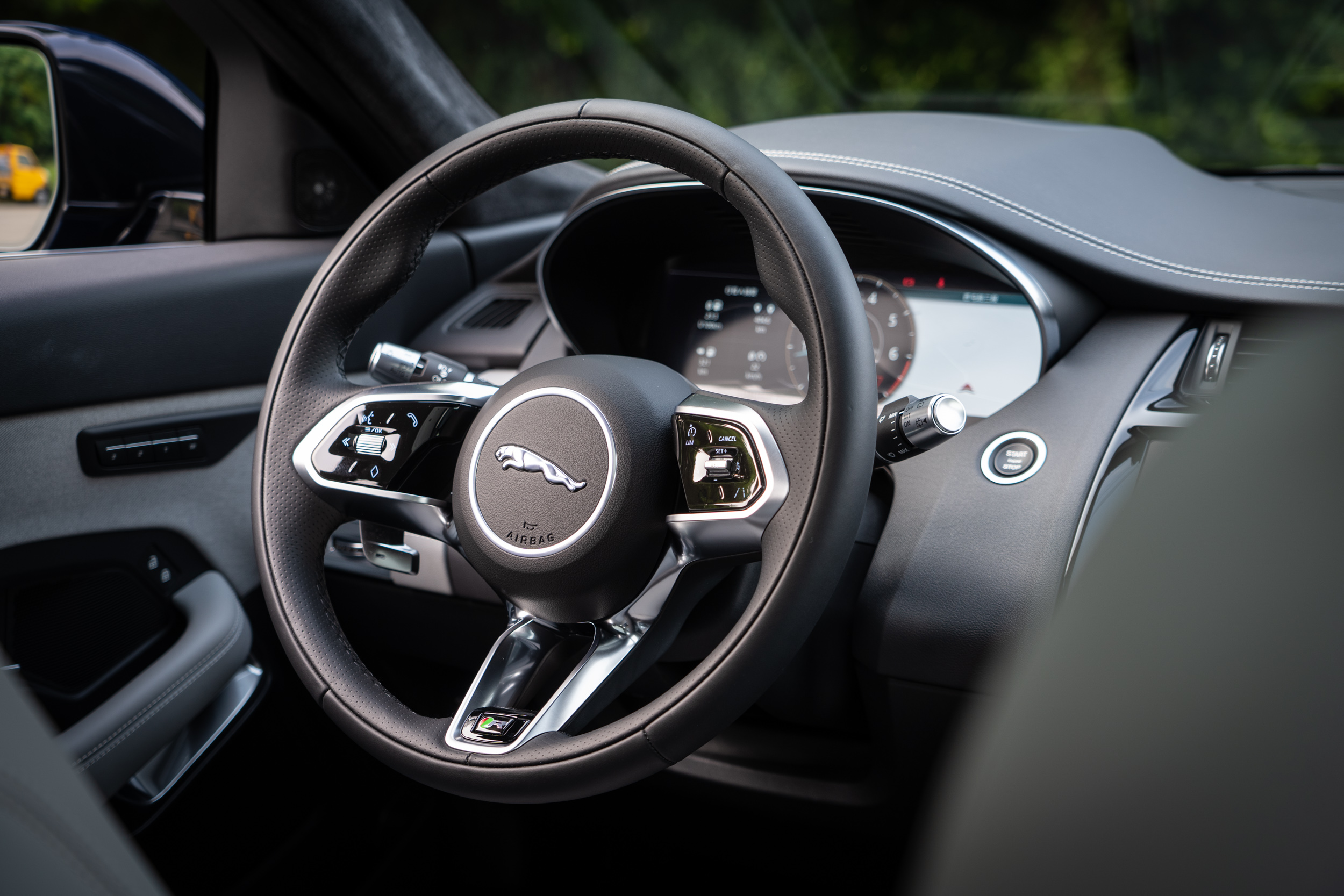 皮革包覆方向盤的握感相當優異。