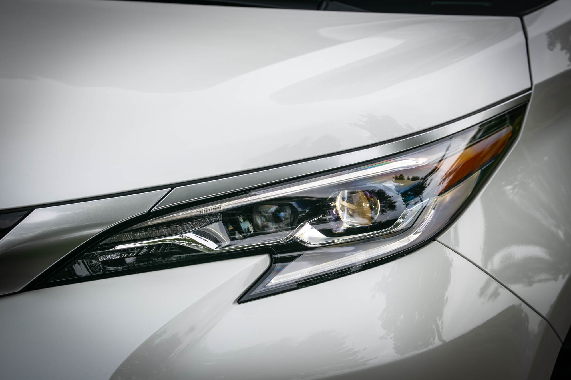 全 LED 頭燈,並配備有 AHS 智慧型遠光燈自動遮蔽系統。