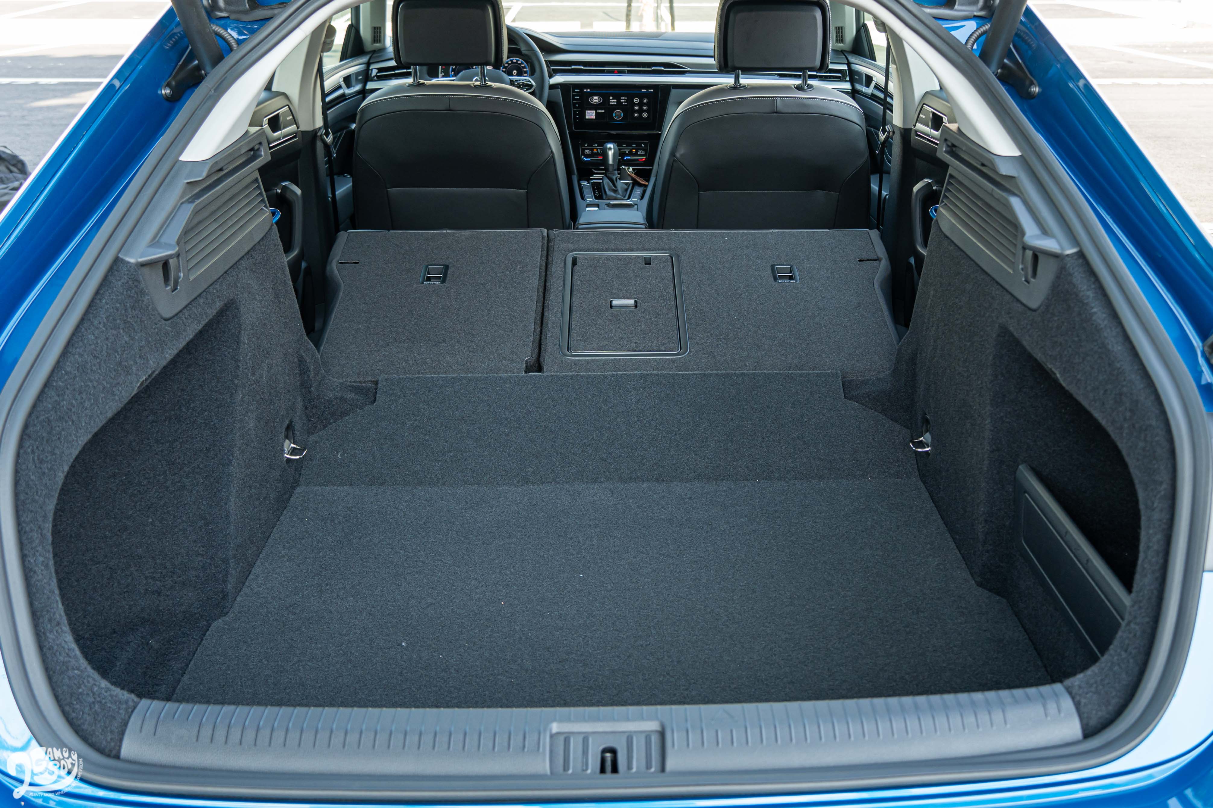 傾倒後座椅背後,置物容積更可擴充至 1557 公升水準。