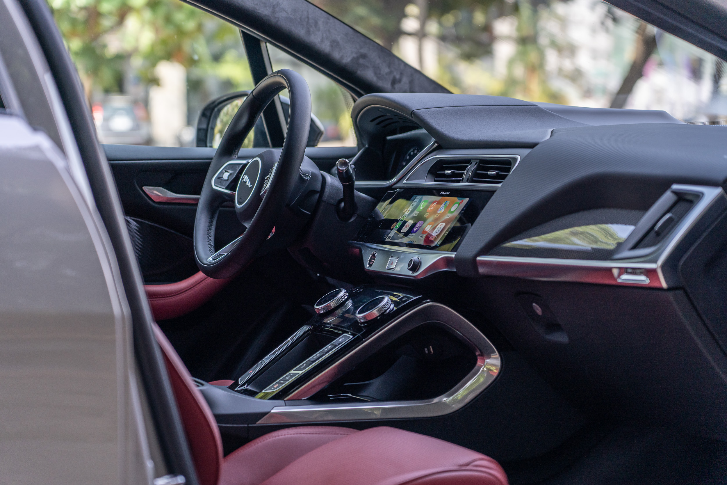 目前，Jaguar 旗下車系成員如 F-PACE、E-PACE 的內裝陳設與造型塑造，都是依據 I-PACE 而來。
