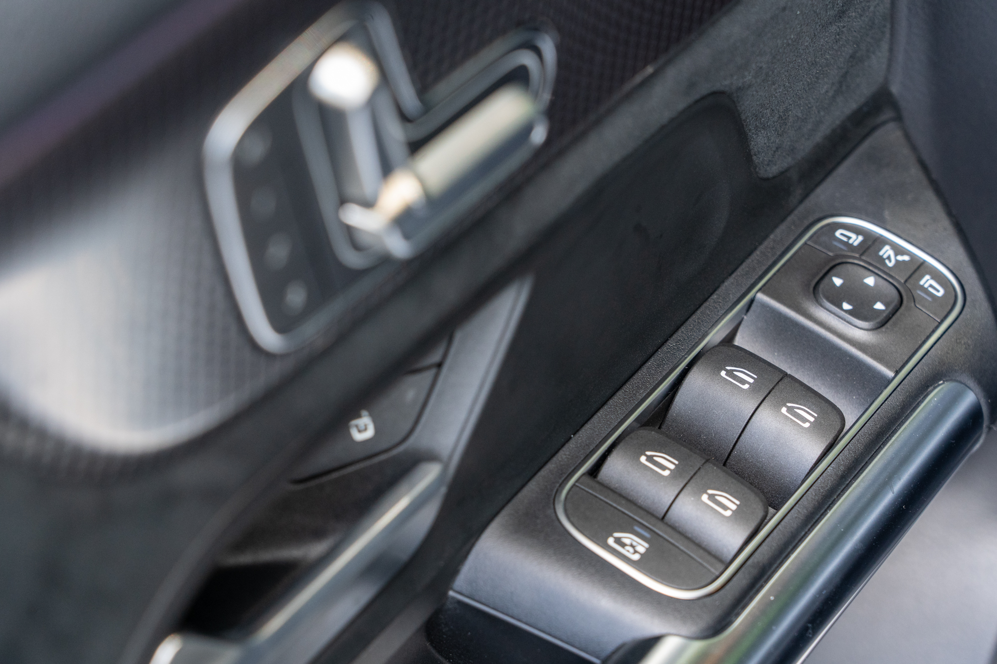 座椅控制介面同樣在門板上,但電動窗控制介面材質有進步空間。