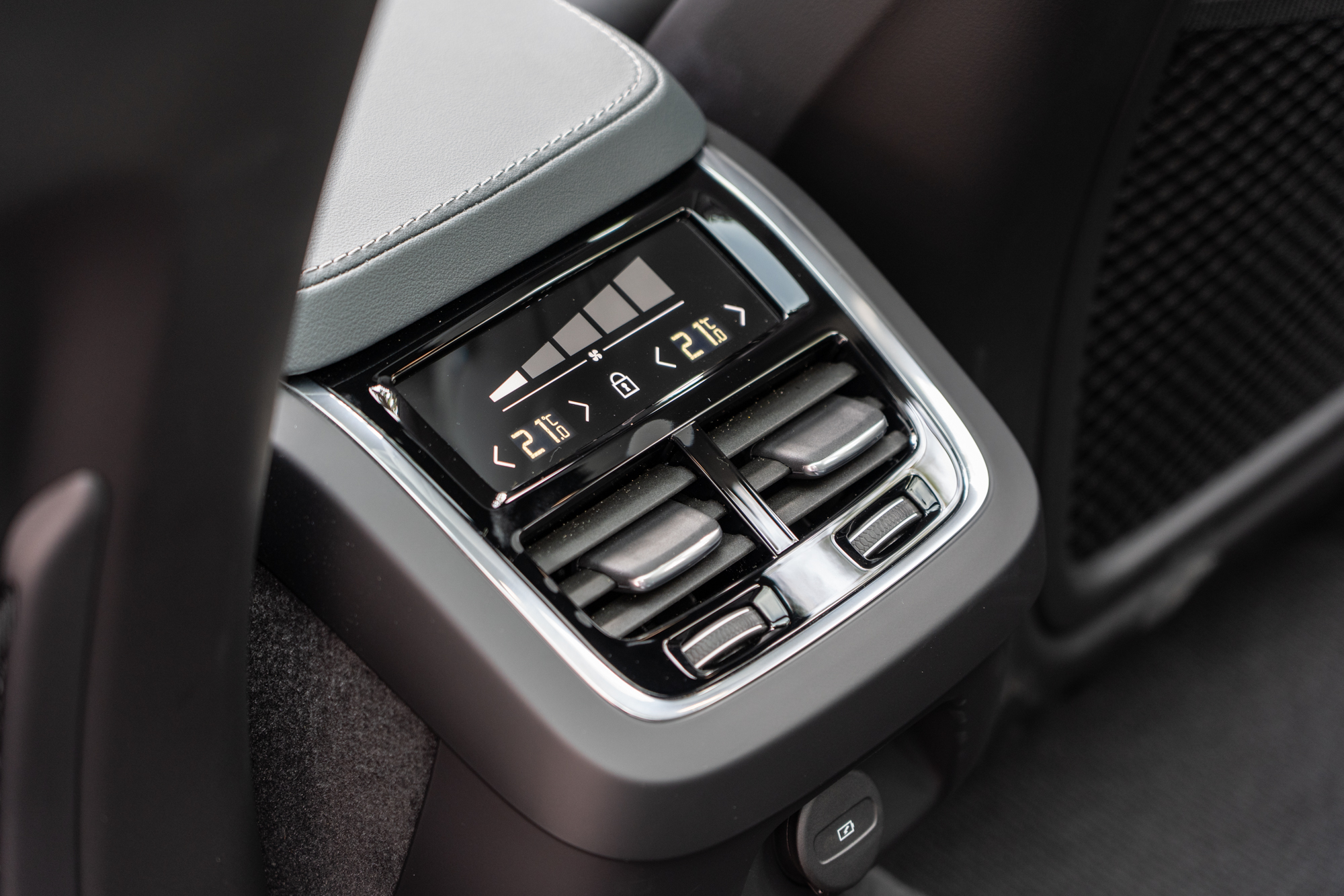 V90 Cross Country Ultimate B5 AWD標配電子控制四區恆溫空調，確保車內每位乘客都有最舒適的乘坐品質。