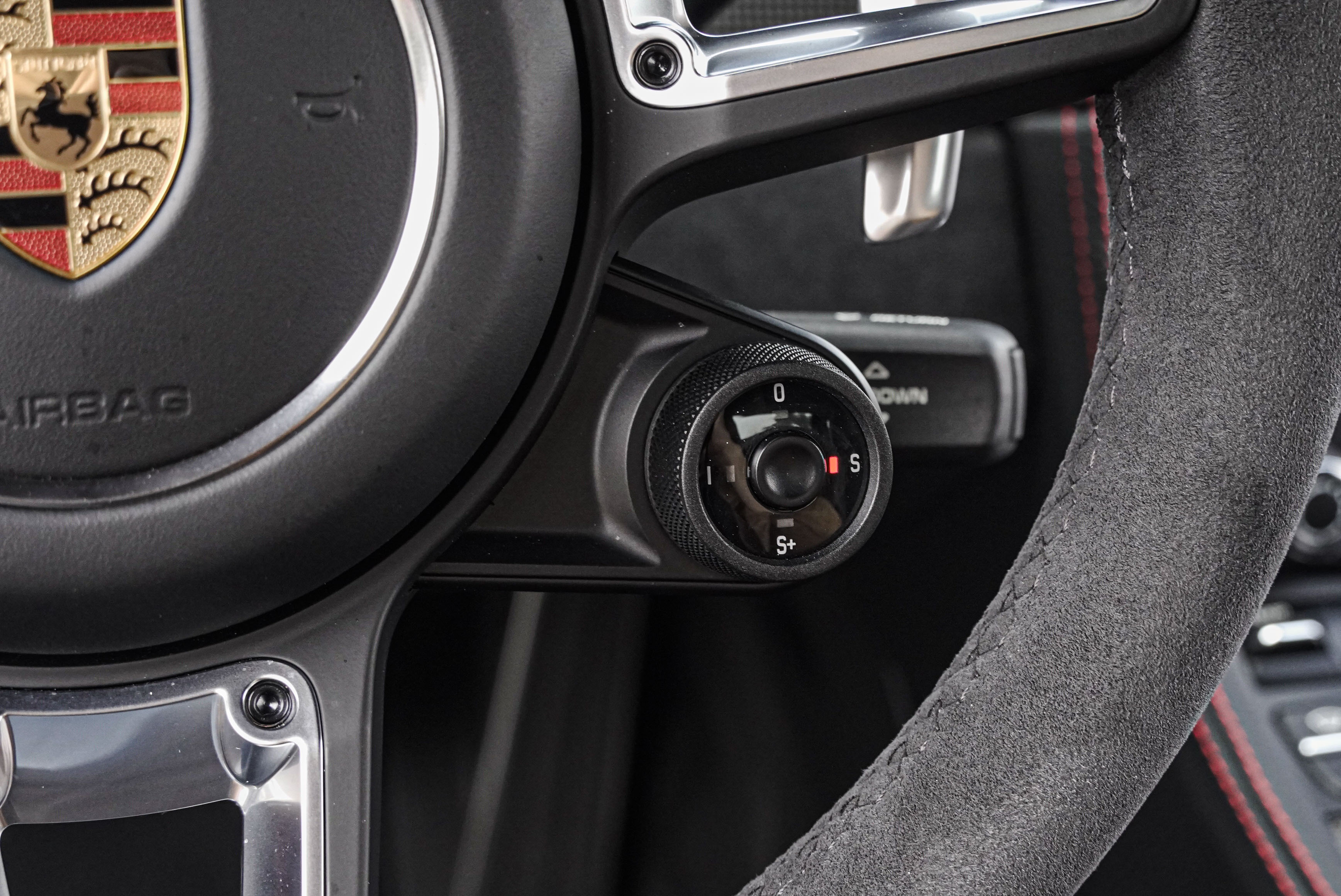Boxster GTS 標配跑車計時套件，含方向盤模式切換鈕。