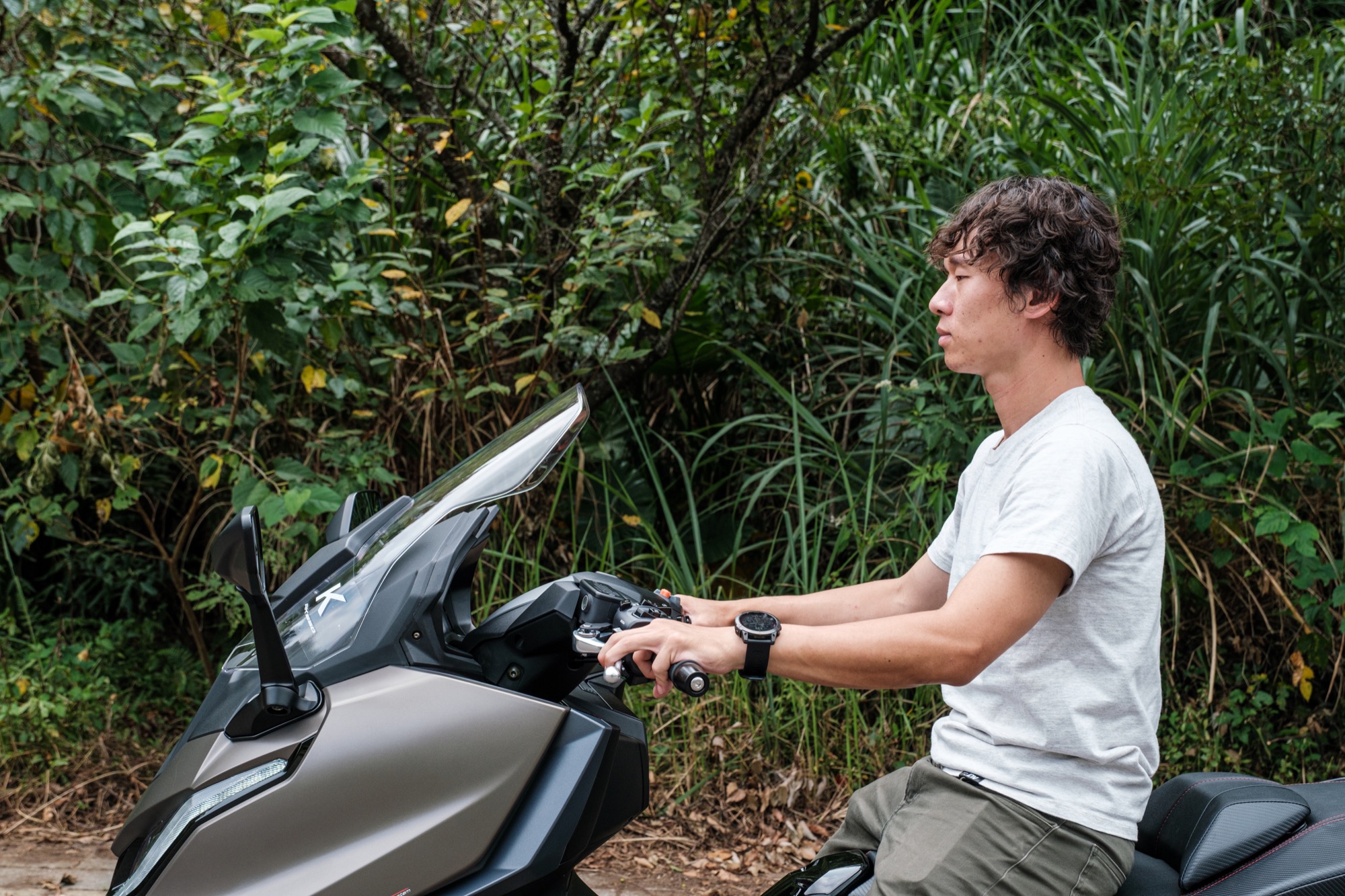 電動無段式調整風鏡相當好用,最高到最低有著85mm的高度差異。