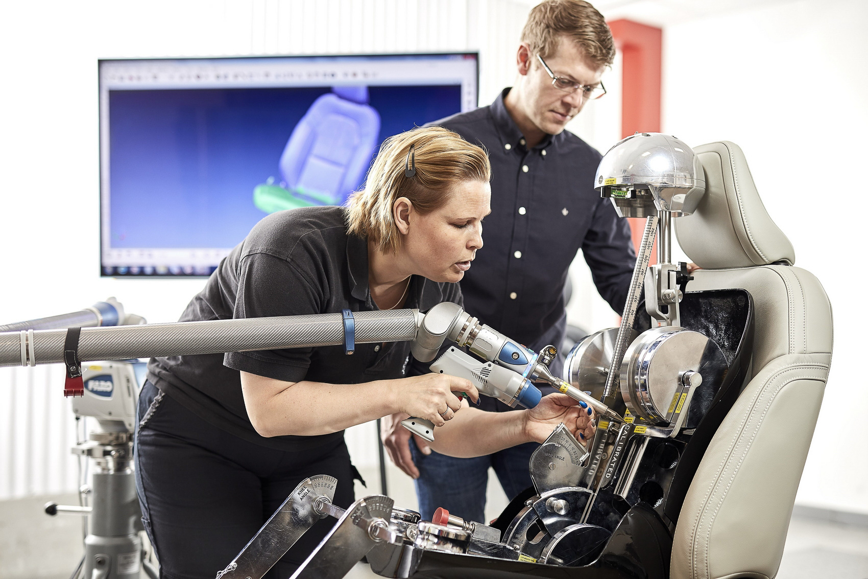 VOLVO 設計座椅採用「三層概念」打造,其中包含基礎舒適性、巡航舒適性與動態舒適性。在此一設計概念下無論面對何種道路類型與駕駛型態,都能確保駕駛和乘客在旅途中,始終保持最自然放鬆的姿態並得到充足的支撐性。