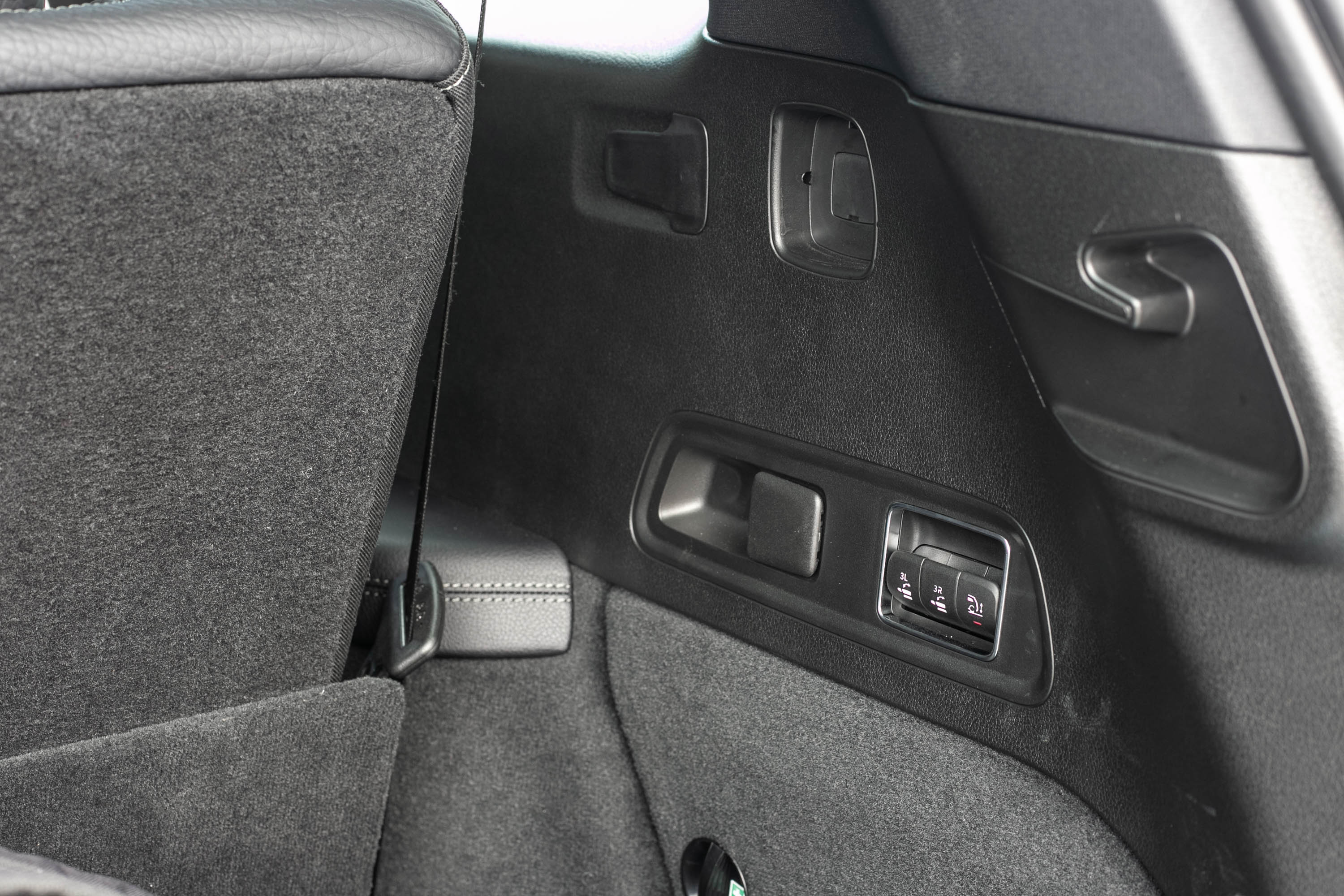 後廂右側提供第三排座椅電動收折控制鍵。