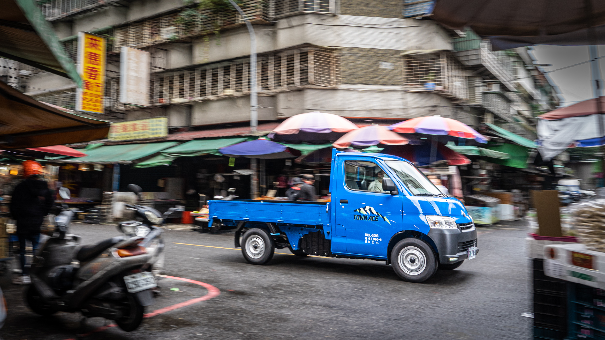 試駕車款為 Town Ace 木床自排 TSS 車型,售價為新台幣 56 萬元起。