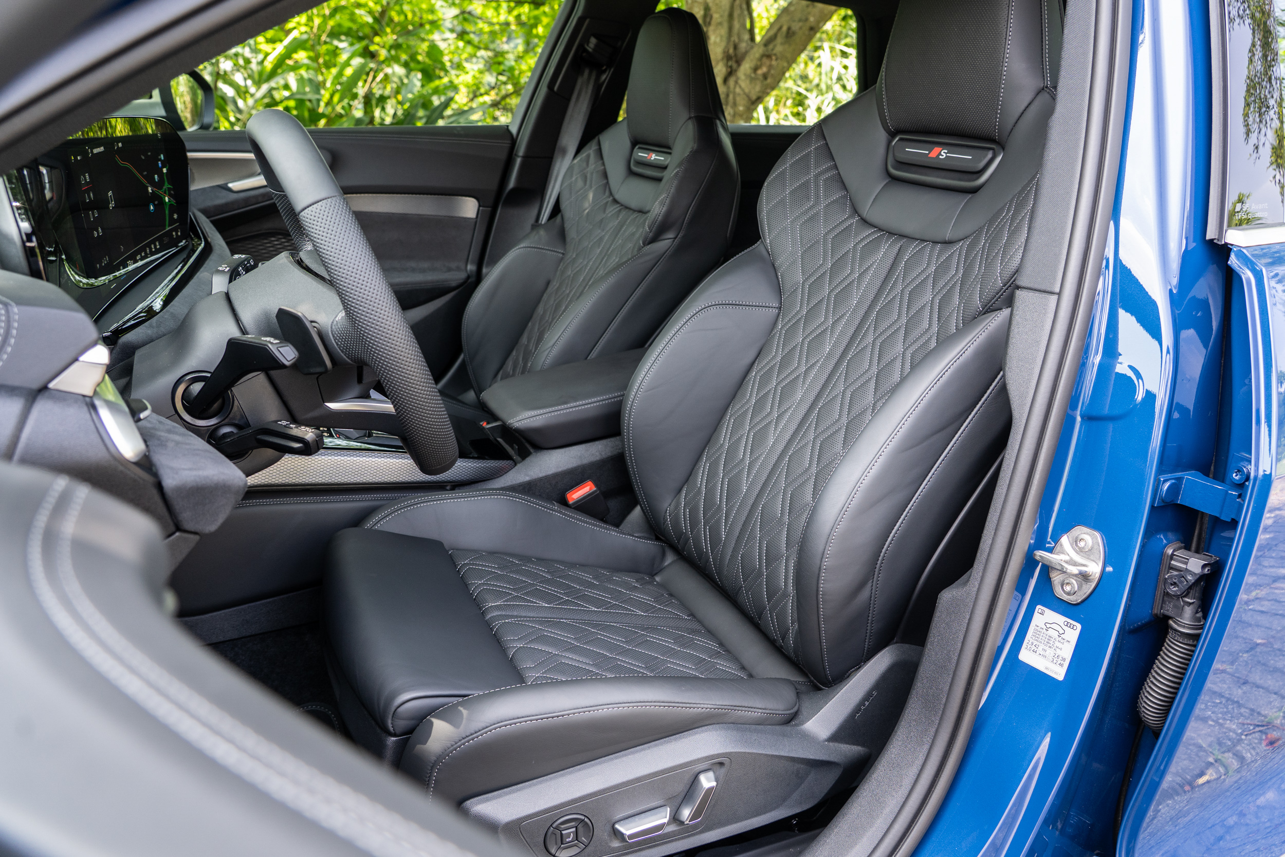 座椅包覆性與支撐性十足，但還是以舒適作為主軸的用料。