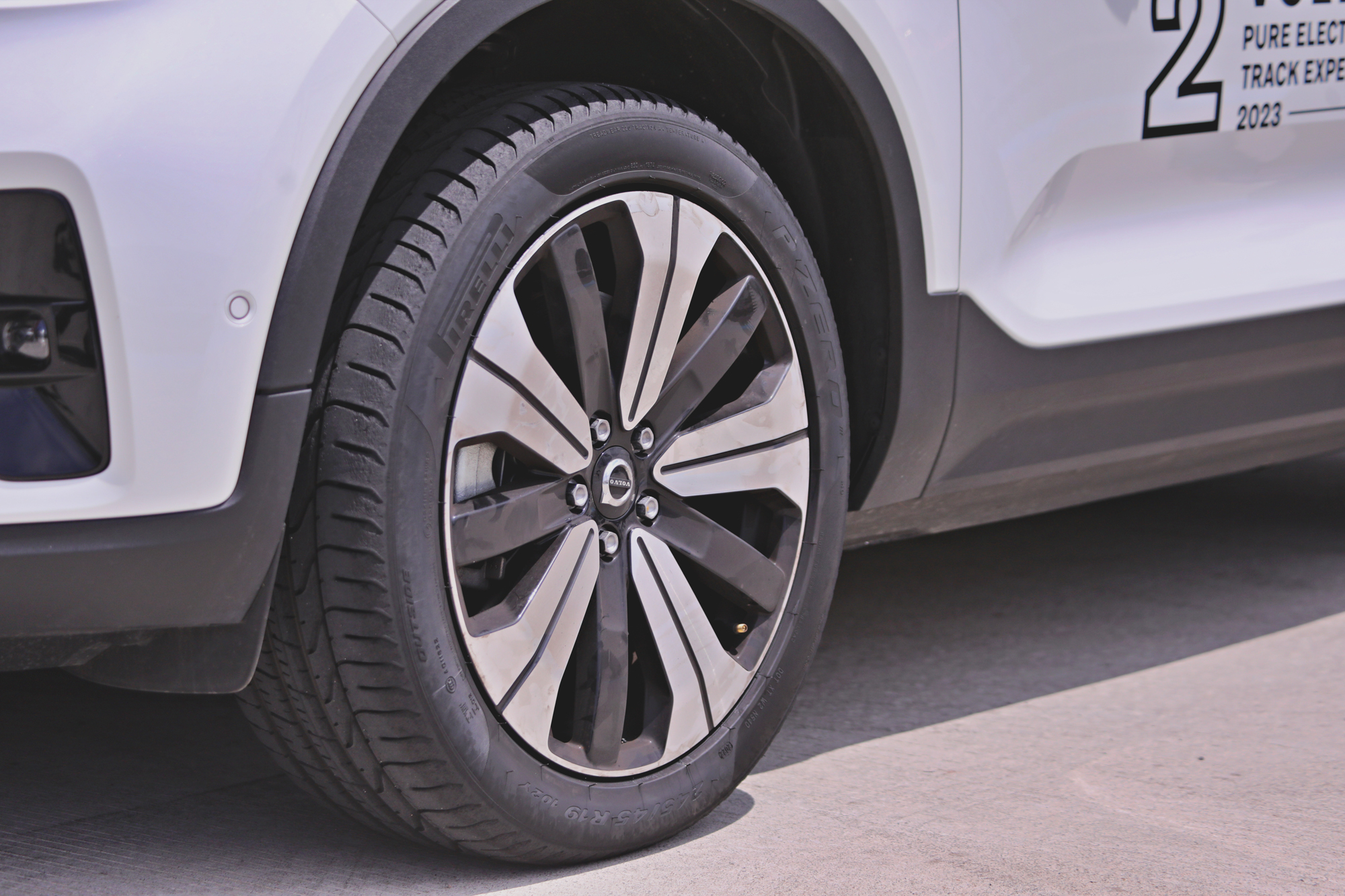 這次的用車全都換上了倍耐力 P Zero 性能胎款,抓地力表現也令人印象深刻。