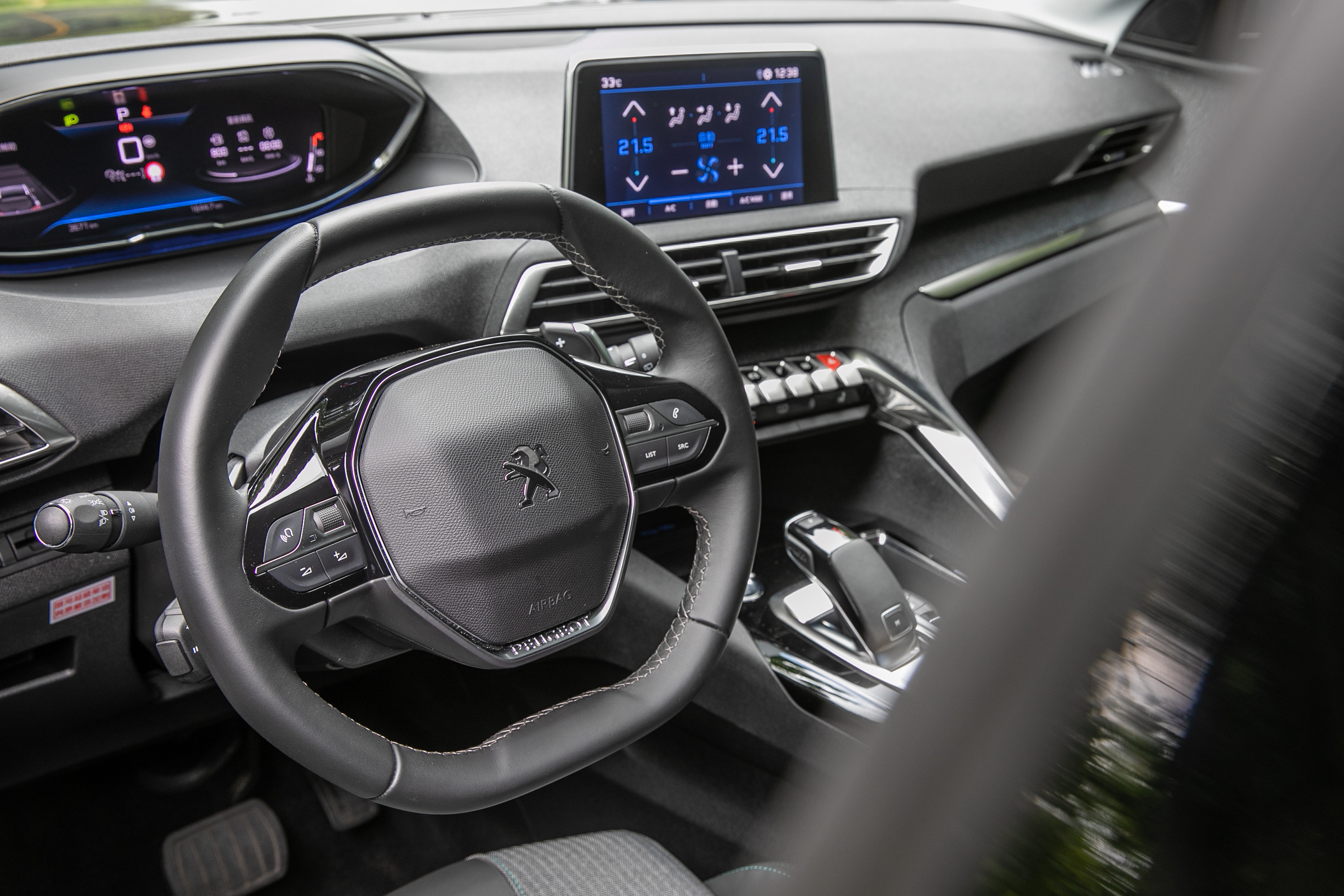 習慣小盤徑方向盤的操作感受後,會相當喜愛其帶來的操控樂趣。