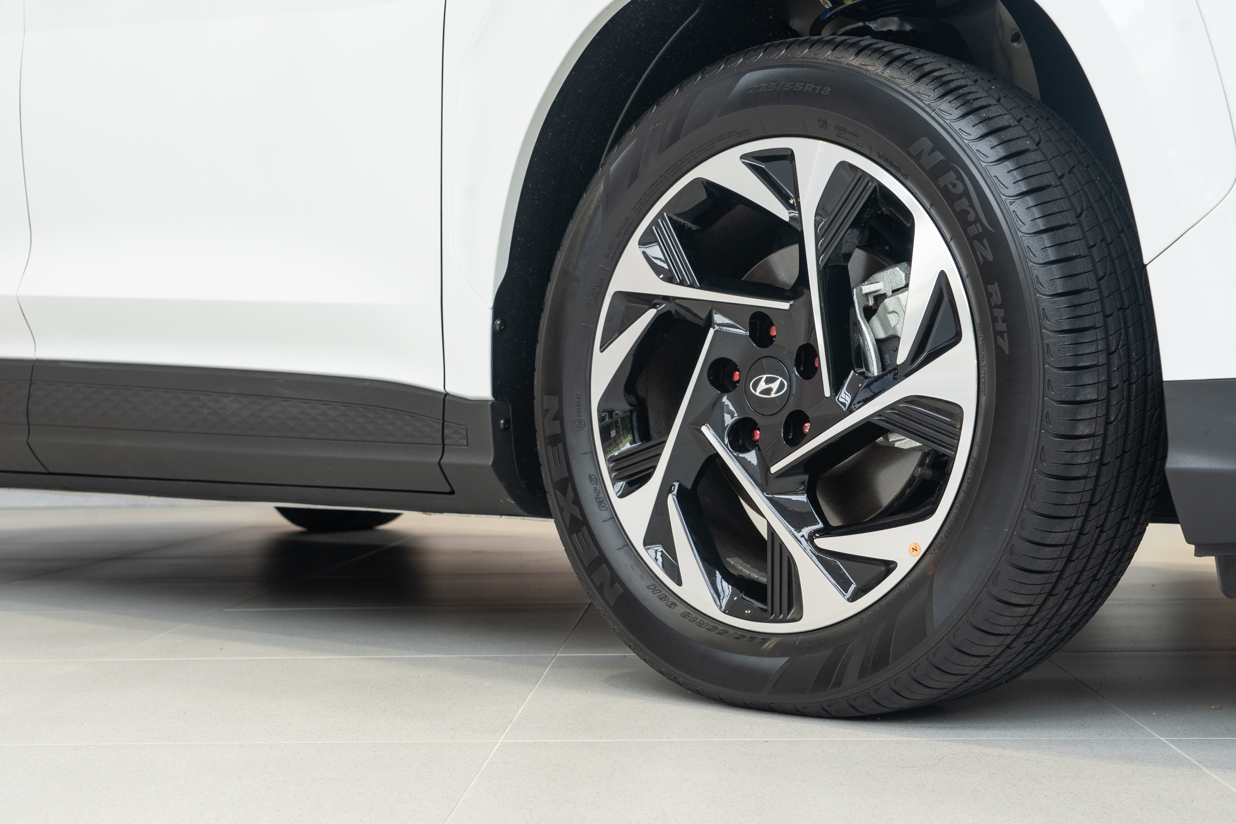 標配 18 吋胎圈規格。