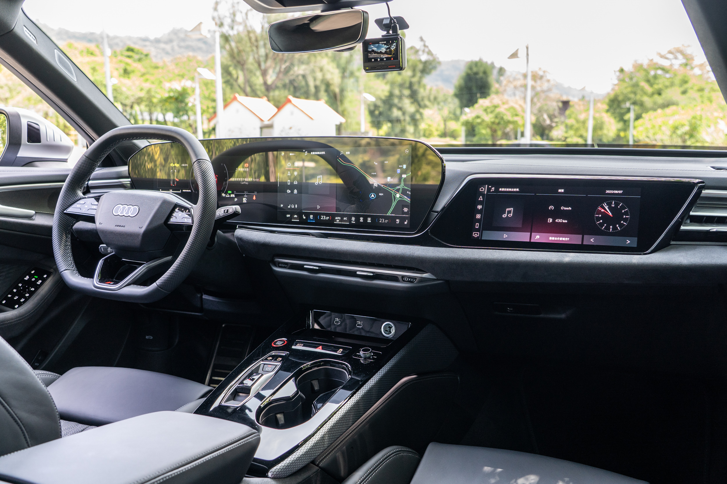 內裝陳設與目前家族新世代設計語言相同，但多了些因應 S 車系更豪華的用料鋪陳。