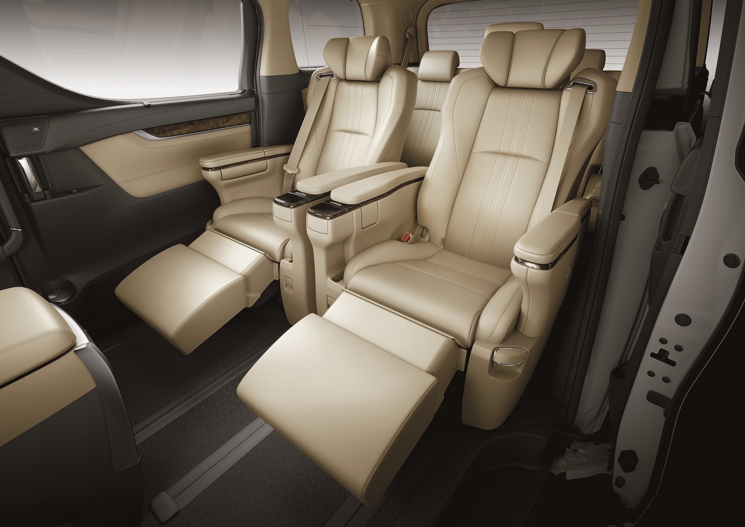 全車配備 Semi-Aniline 頂級真皮座椅，第二排更採用頭等艙 VIP 級 Ottoman 大型座椅。