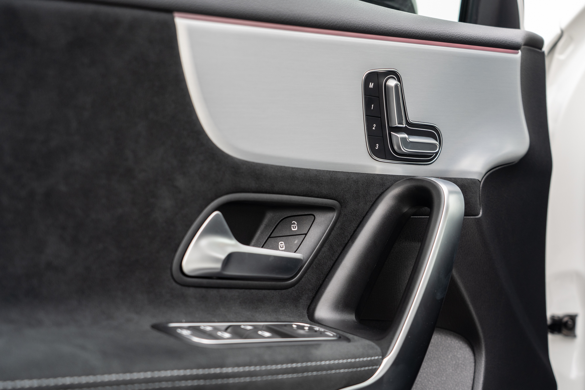 雙前座採取電動調整機制。