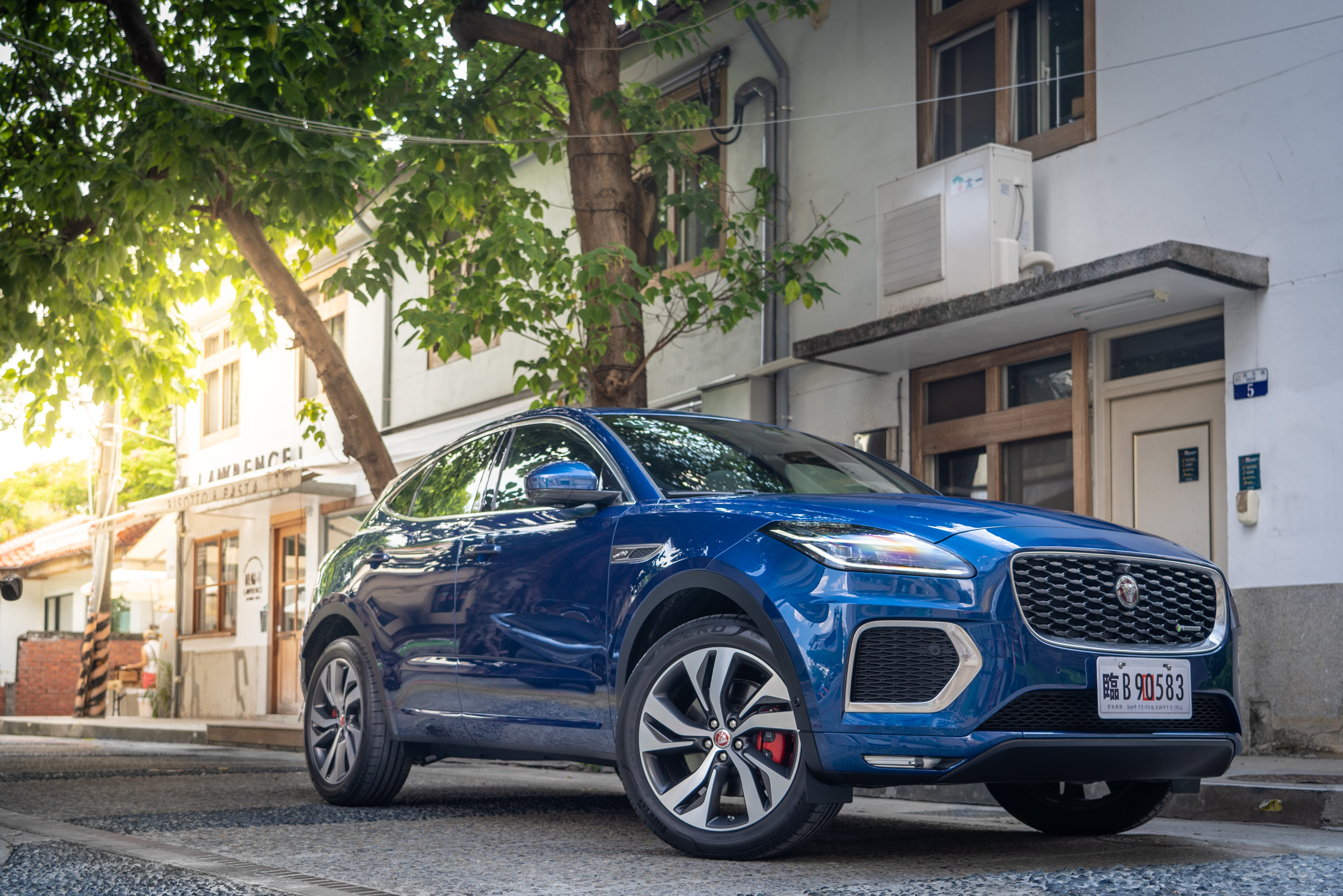 試駕車型為 Jaguar E-Pace P250 R-Dynamic SE。