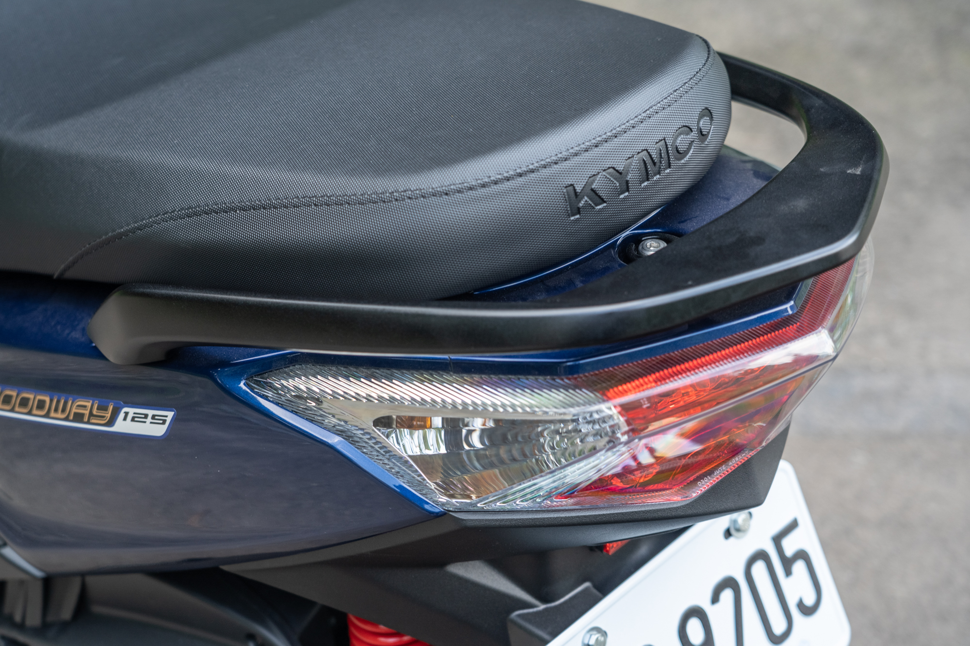 頭尾燈皆採用傳統燈泡式設計。