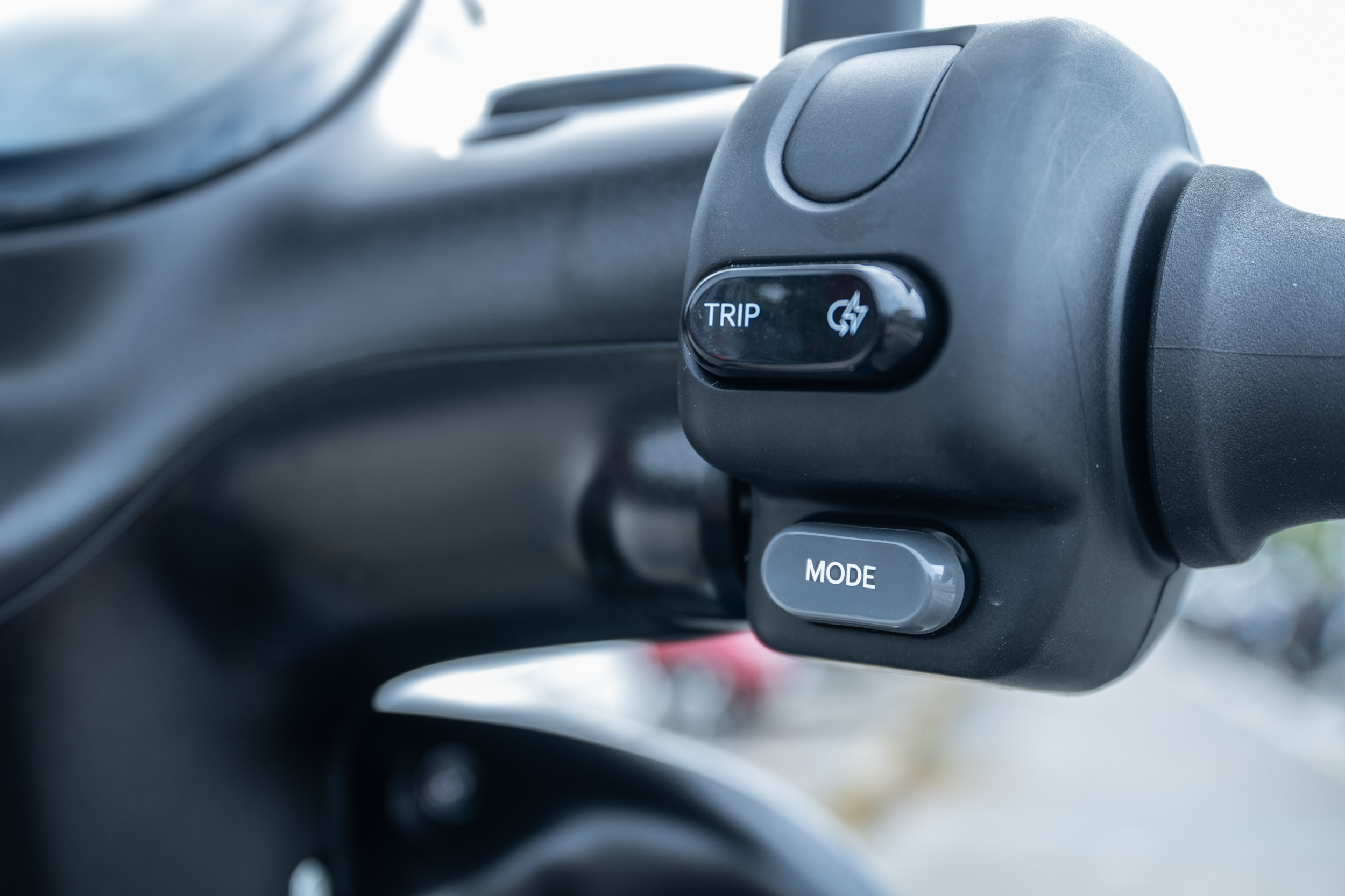動力模式切換由龍頭右側「MODE」按鍵操作。