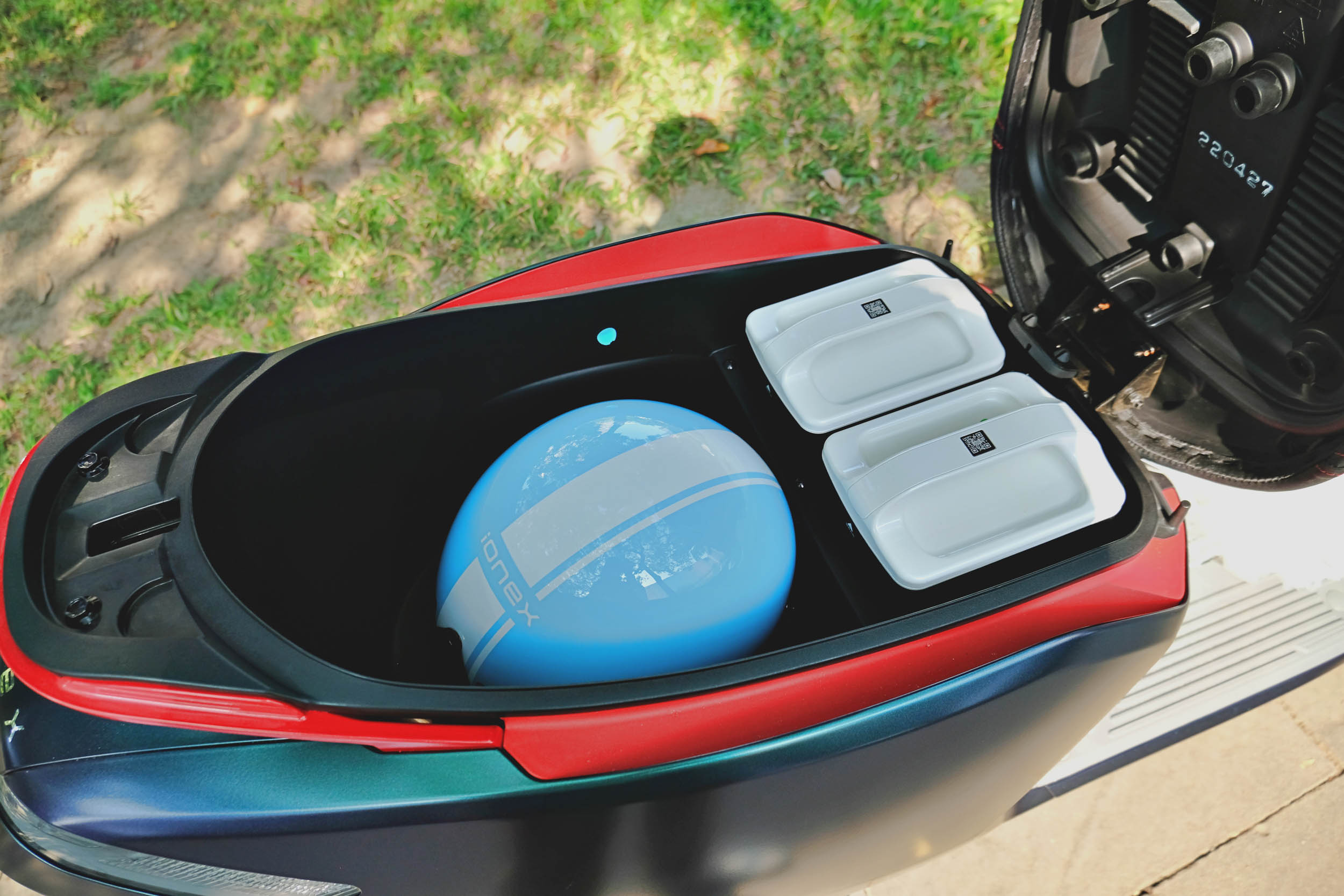 車廂可以輕鬆放入一頂 3/4 的安全帽，採用的是雙電池的配置。