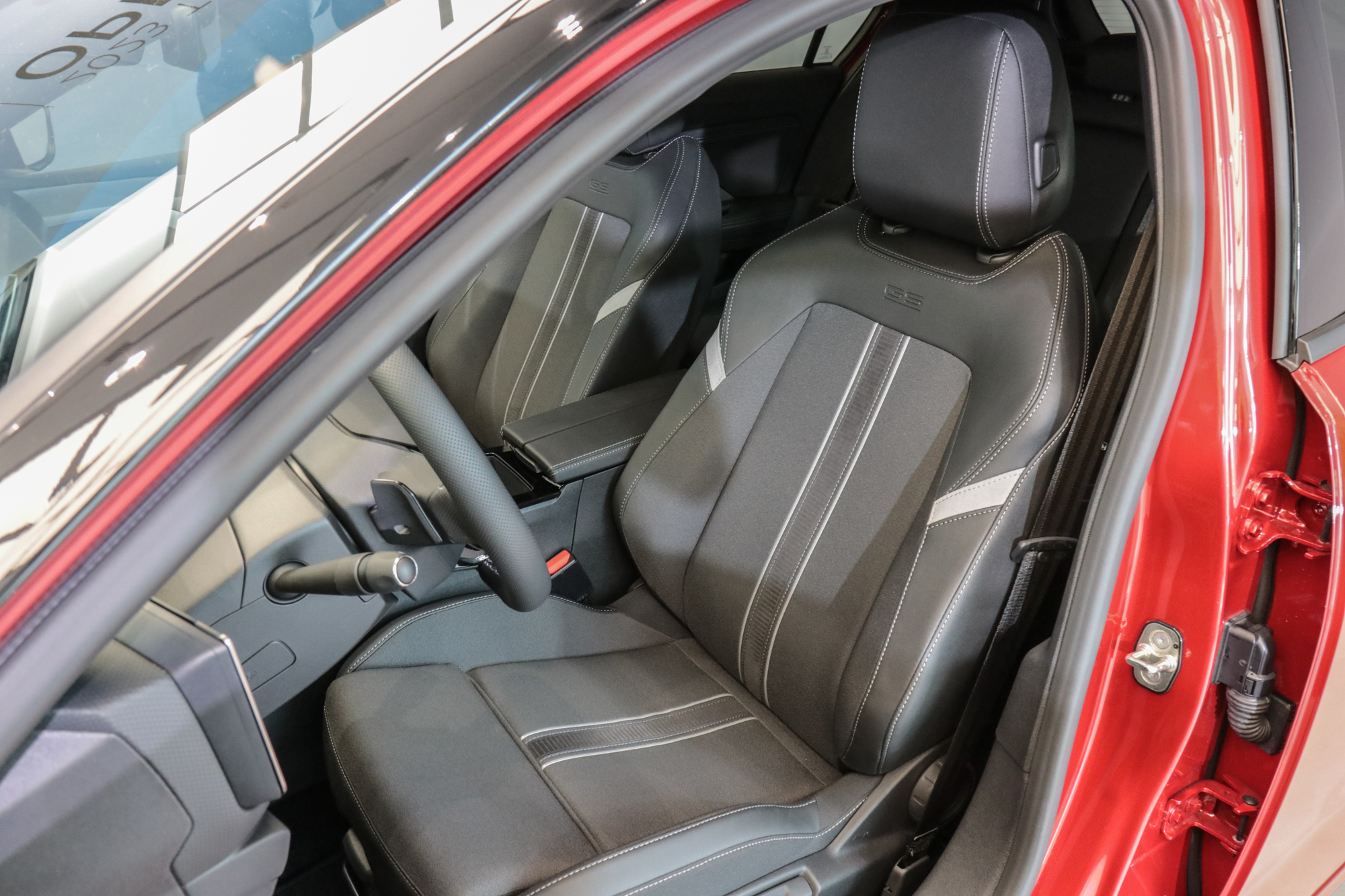 GS 專屬黑化座椅。