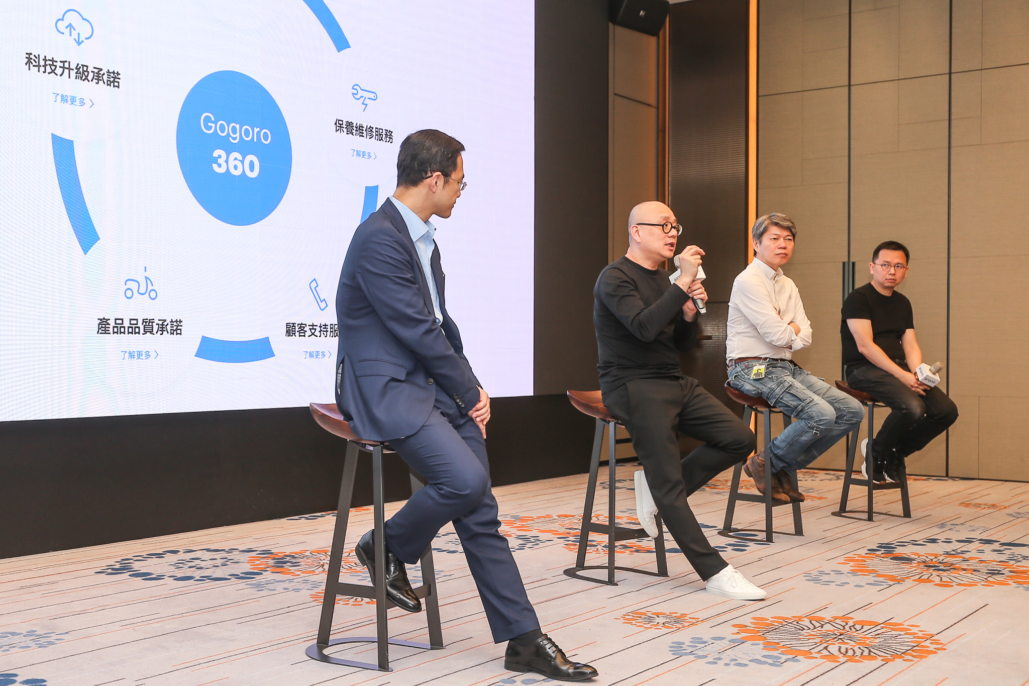 5 月26 日的記者會中，(由左至右) Network 總經理潘璟倫、Gogoro 創辦人暨執行長陸學森、商務長程宗楷、產品長彭明義一字排開針對 Gogoro 360 內容與重點加以解釋。