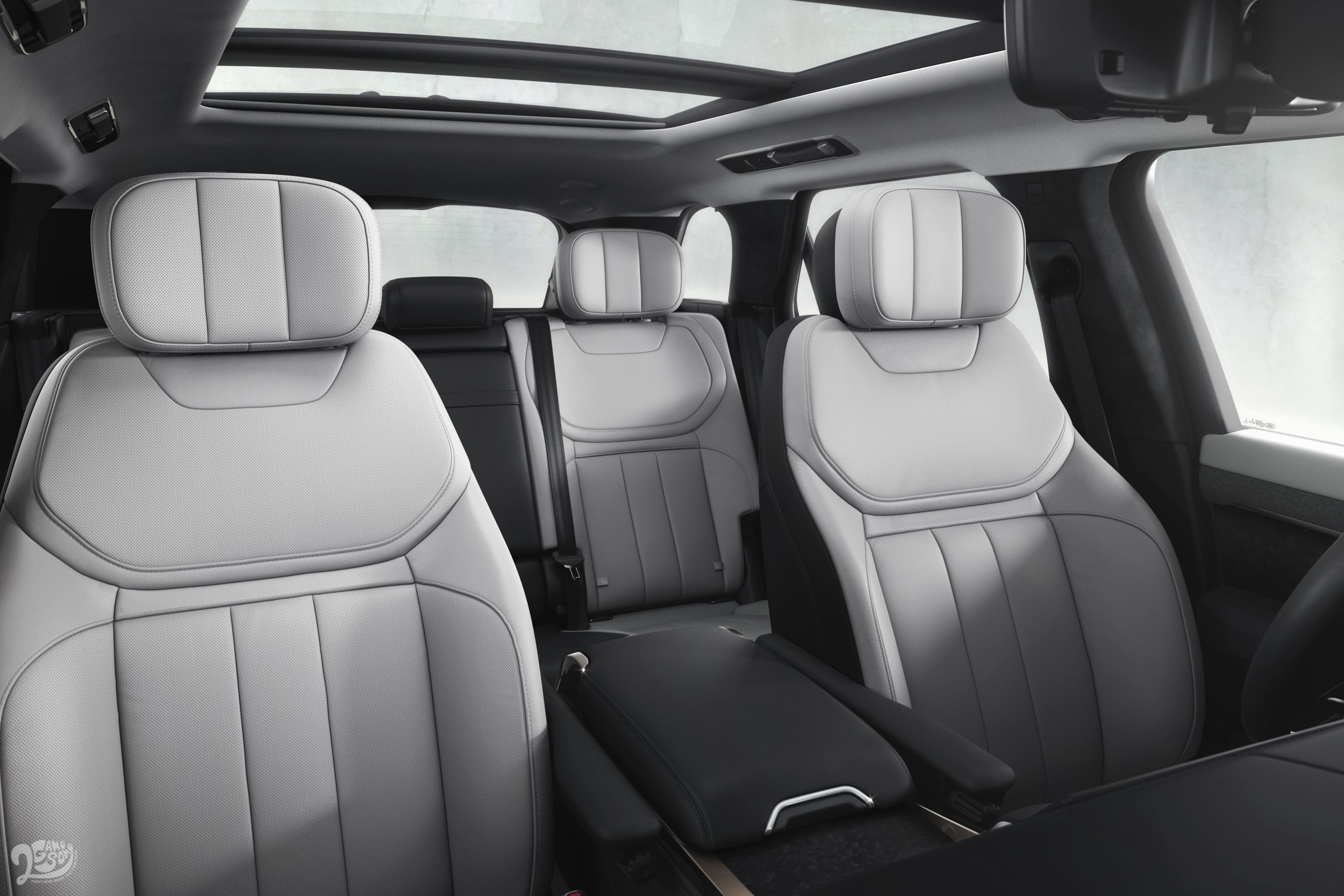 雙前座椅具備 22 向電動調整等多項功能,結合 Meridian Signature 環繞音響系統與新一代主動式道路降噪技術,使每次旅程都是難以忘懷的駕馭體驗。