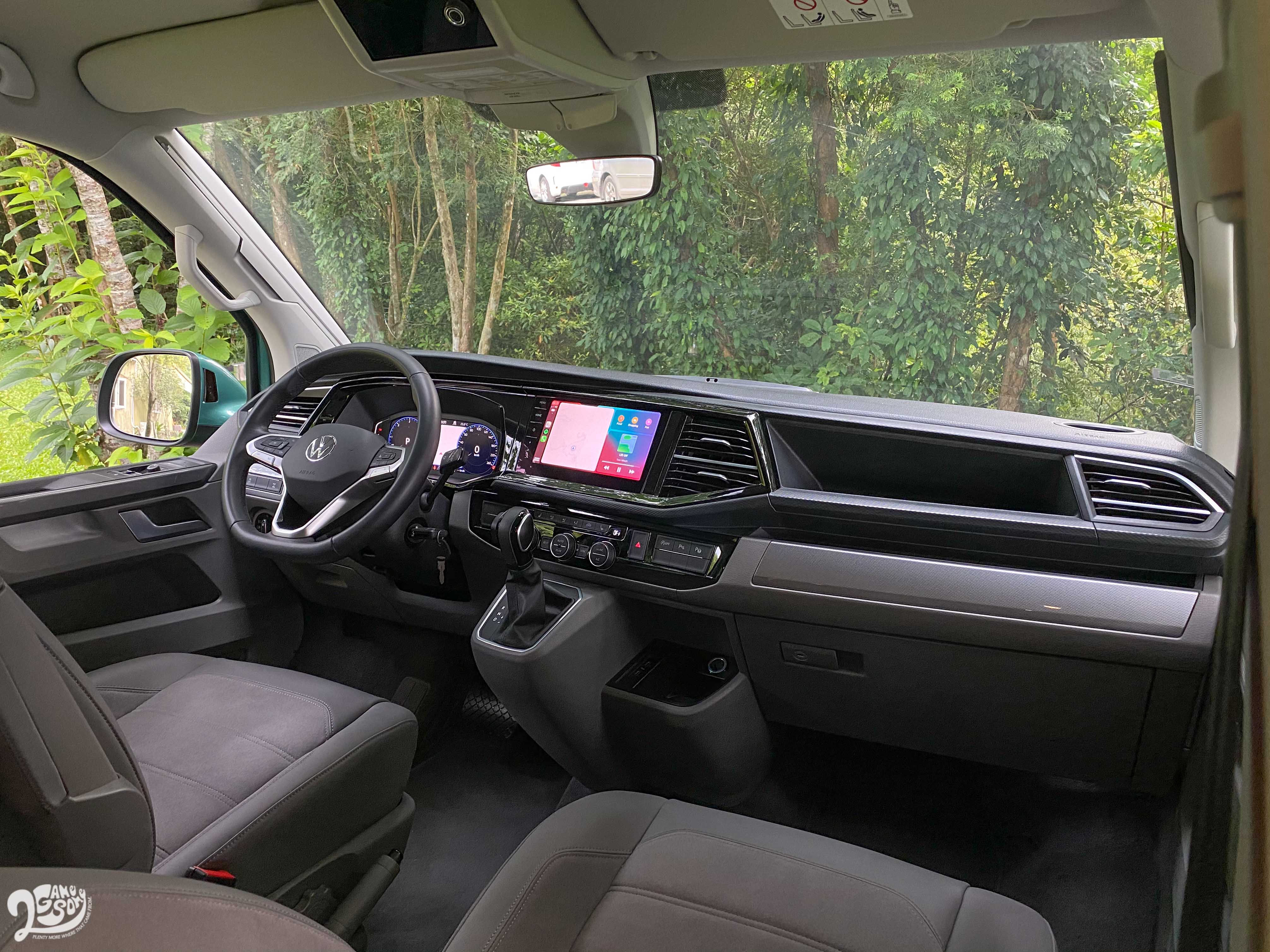 T6.1 California Ocean 配備三區恆溫空調,前座區域有兩處 USB Type-C 插槽與 1 處 12V 插槽。