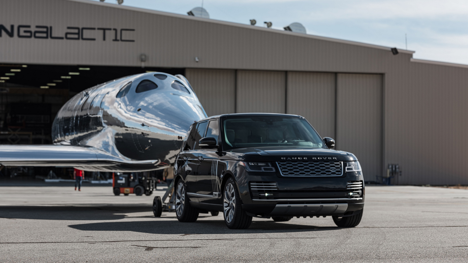 ▲ Land Rover、Virgin Galactic 延續夥伴關係，Range Rover Astronaut Edition 拖曳新太空梭登場