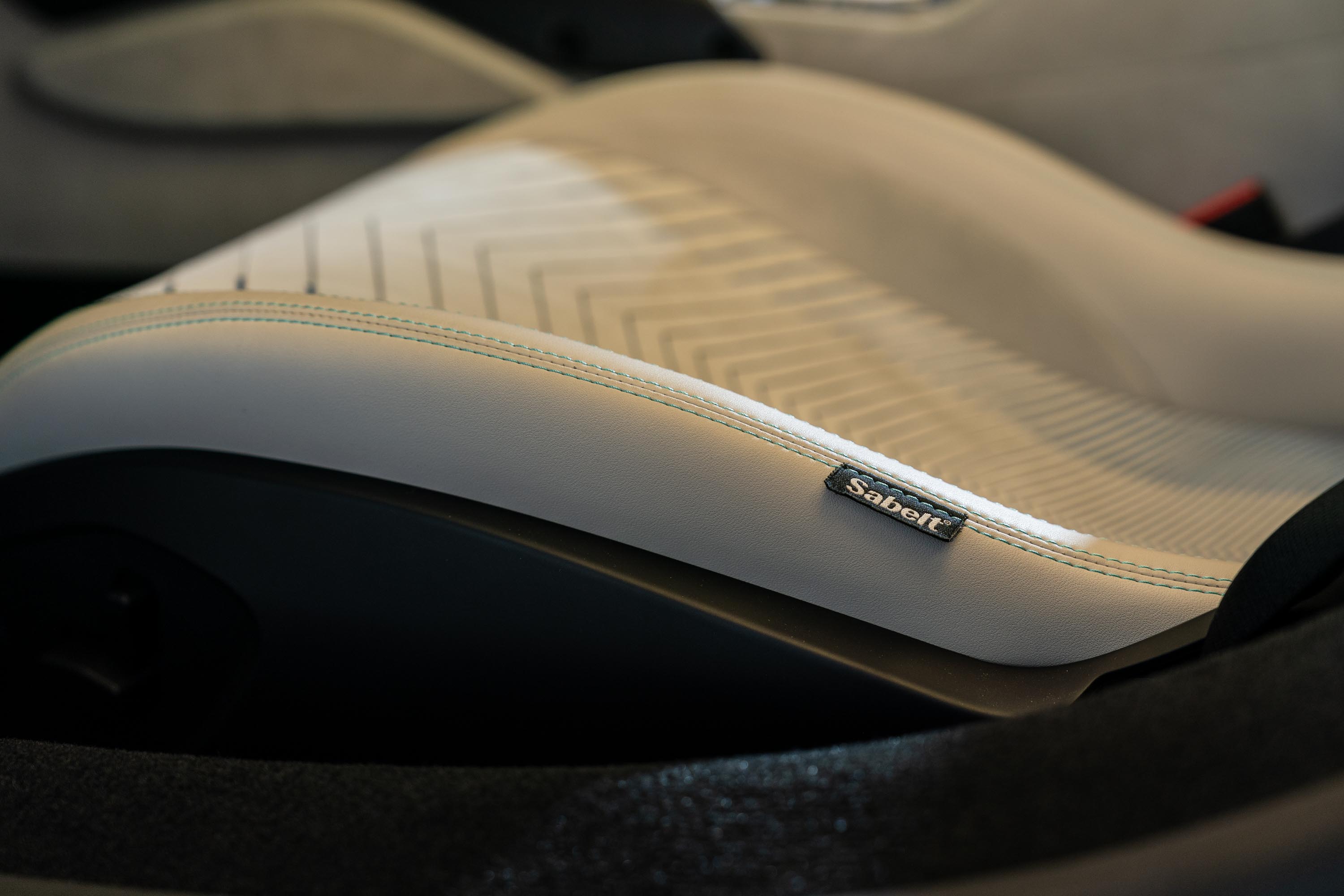 現場展車選配Premium Laser內裝套件,不過縫線顏色為另外客製化;Premium Laser內裝套件原配置為黑色縫線。