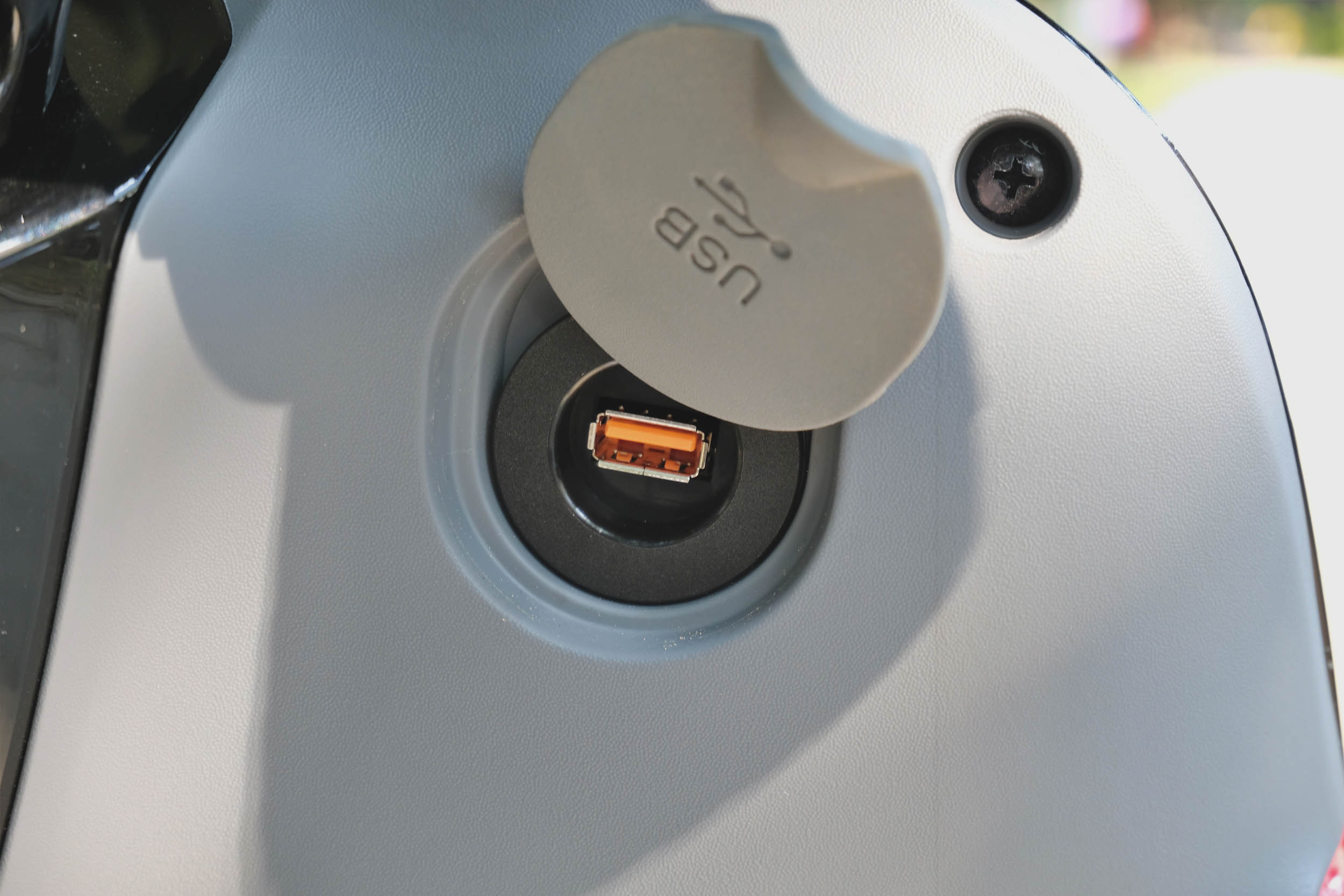 在傳統鑰匙孔位置設有 USB 充電插座，讓車輛便利性提升不少。