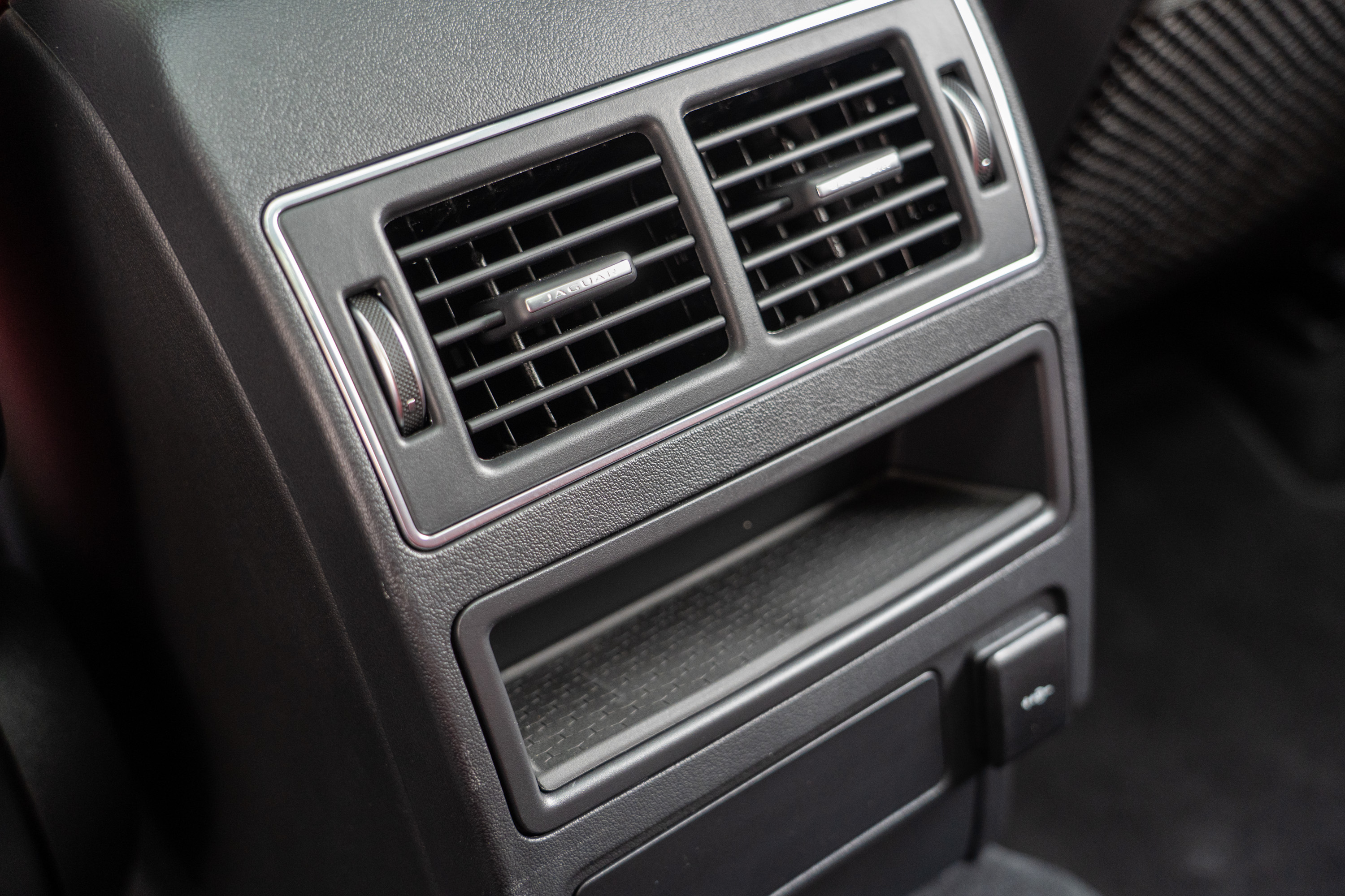 試駕車款有選配空調套件，103,800 元的選配價中會有包含空氣品質偵測功能＋PM 2.5 車內負離子系統，與四區恆溫空調（試駕車為認證車，因此選配項目中少了四區恆溫空調配備）。