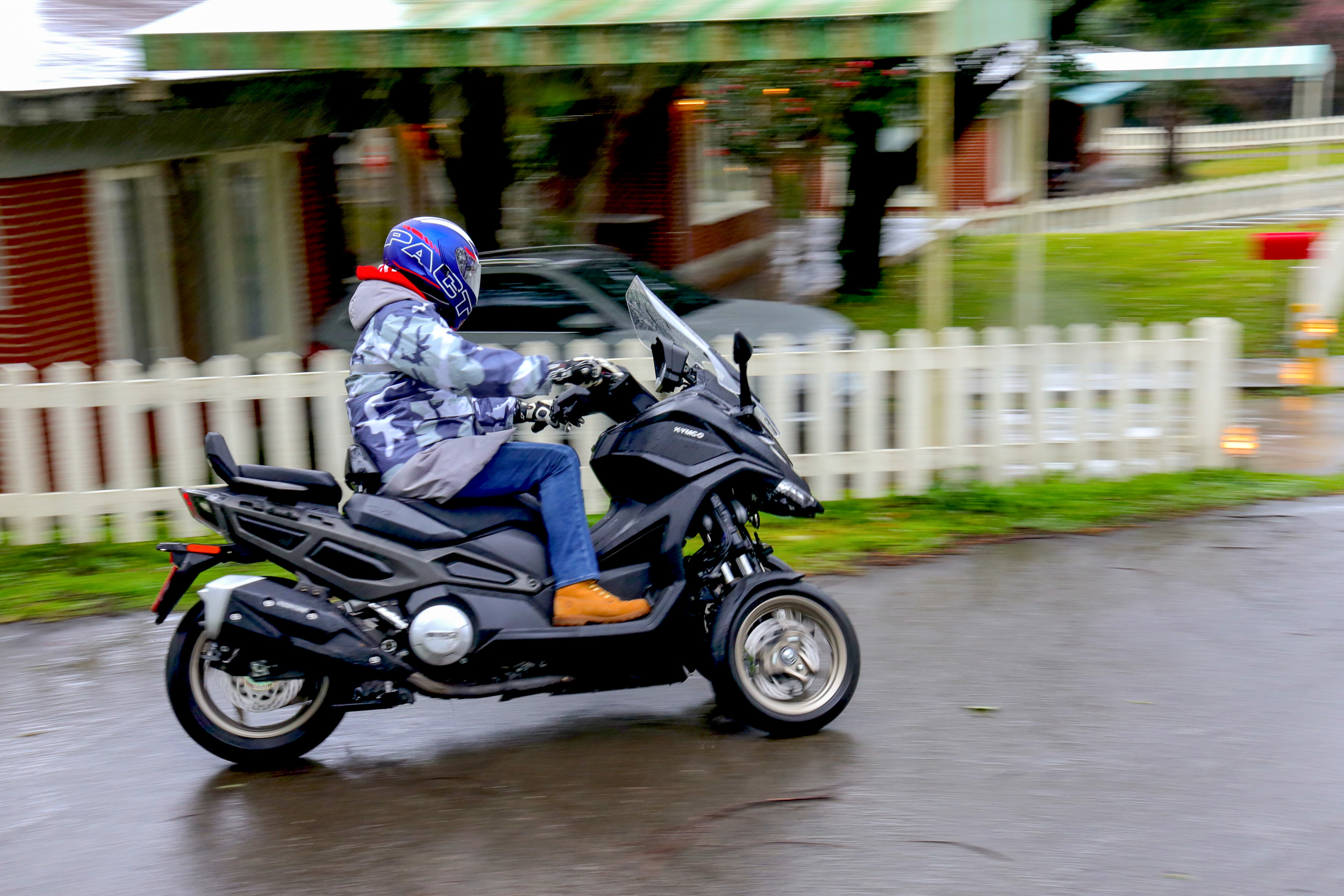 CV3 搭載 550.4 c.c. 雙缸引擎,最大馬力 37.5kW/7500rpm,最大扭力為 52Nm/6000rpm,車身重量為 282kg(空重)。