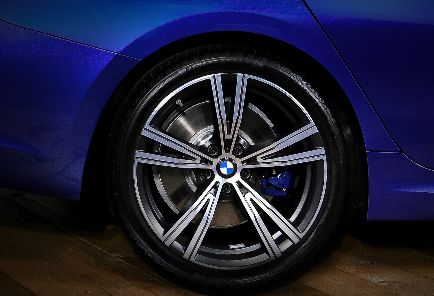 正2020年式 BMW 330i M Sport 升級 19 吋 BMW Individual 雙輻式輪圈。