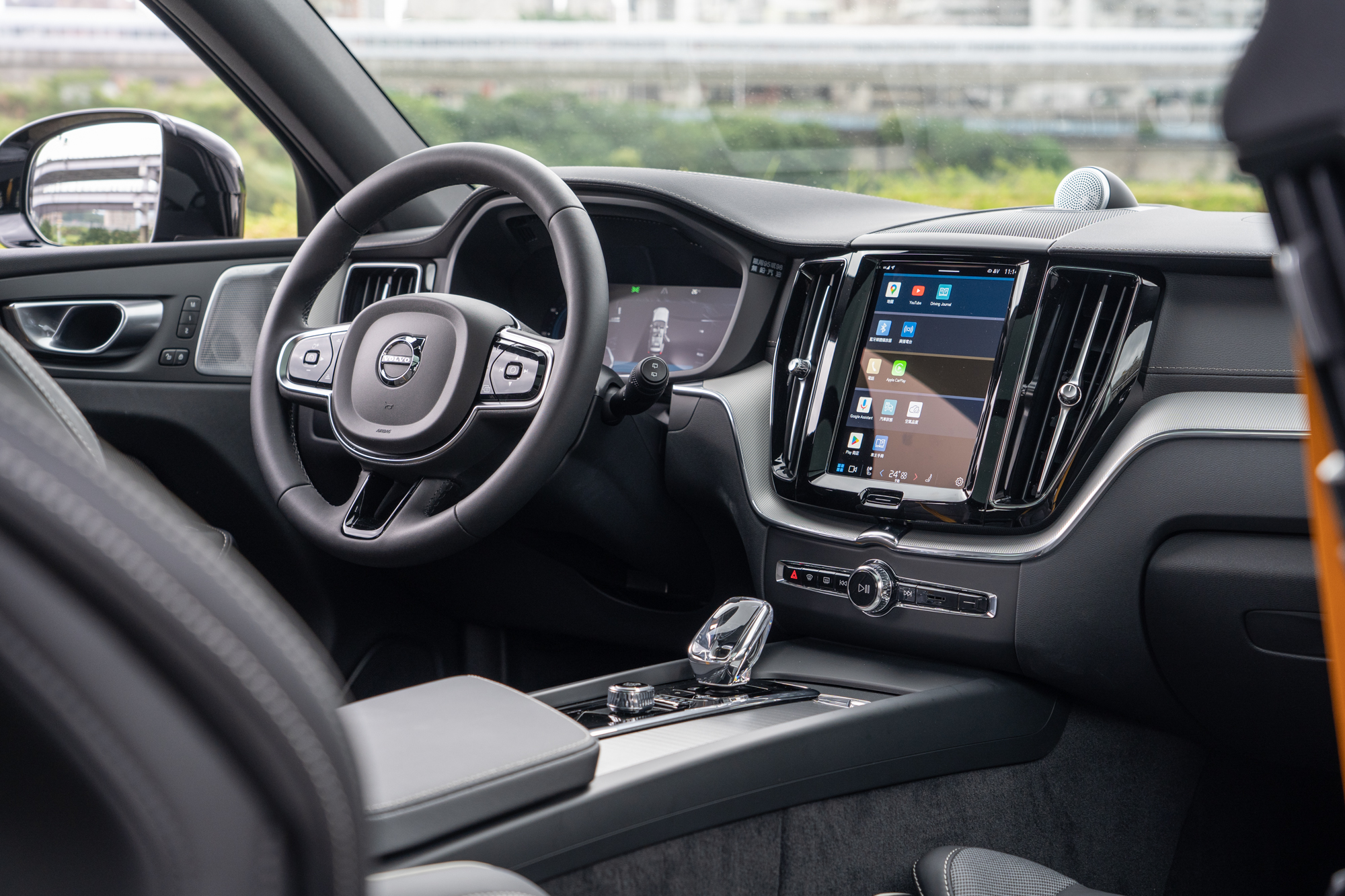 座艙內配置與一般XC60 Recharge T8車型差異不大。