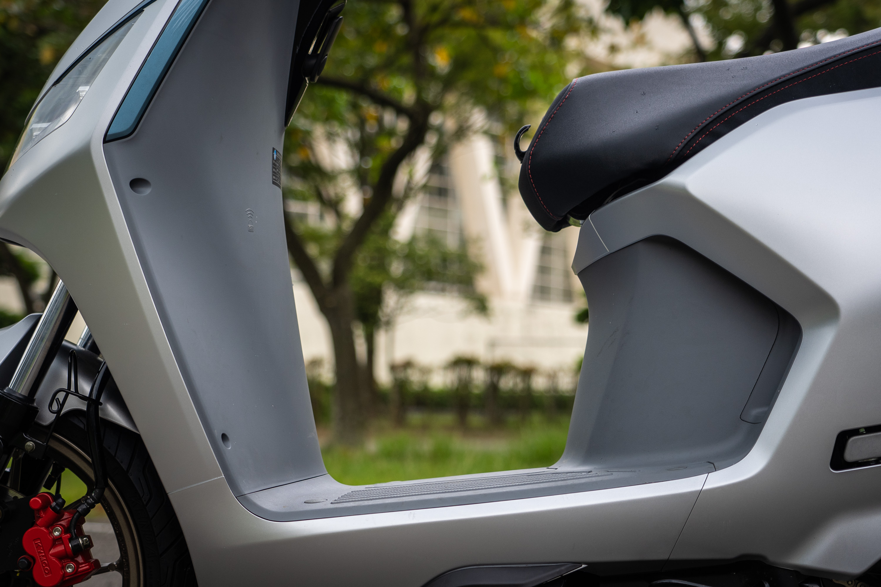 具備雙掛鉤設計,座椅前端的掛鉤設計為收納式。寬大且平整的腳踏空間相當實用且舒適。