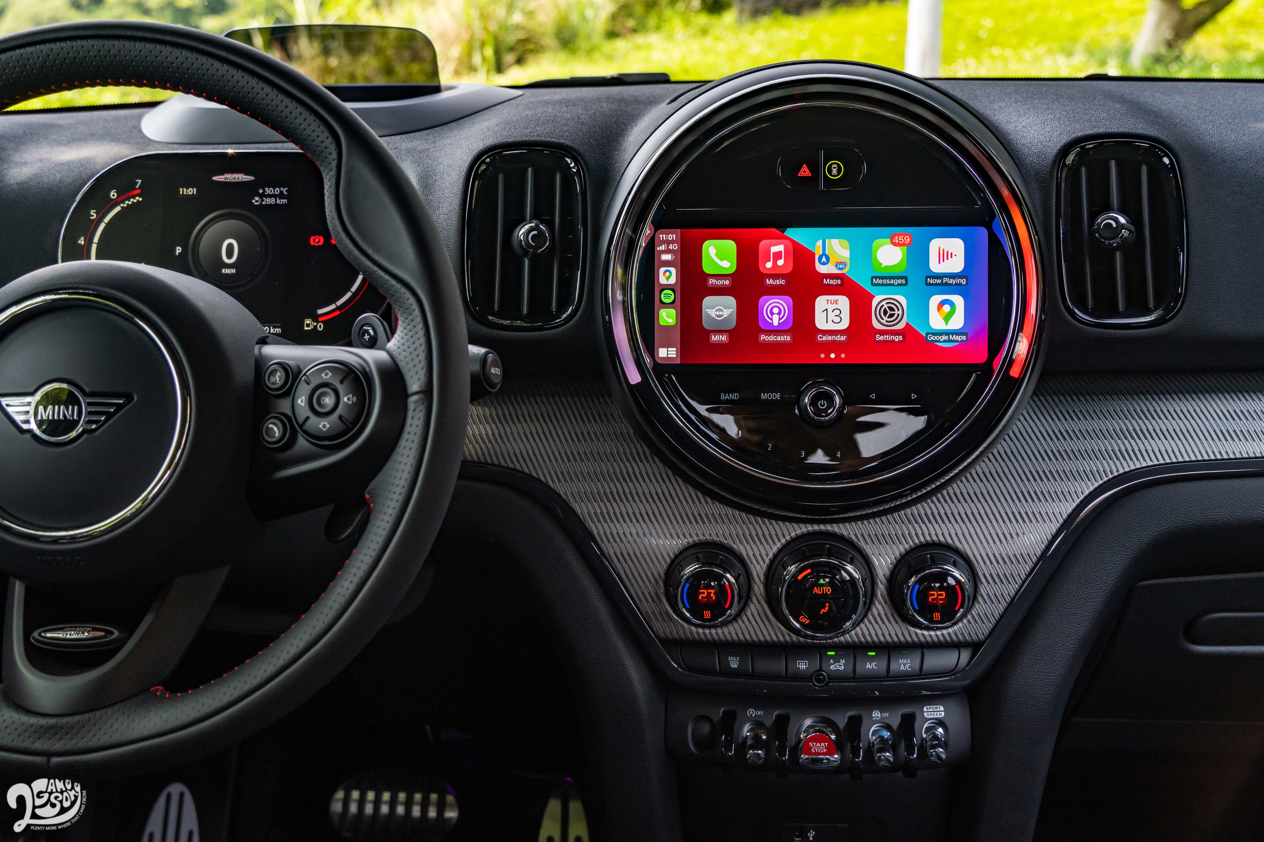 中控台上有 8.8 吋觸控螢幕，除了繁體中文介面外，也支援無線 Apple CarPlay。