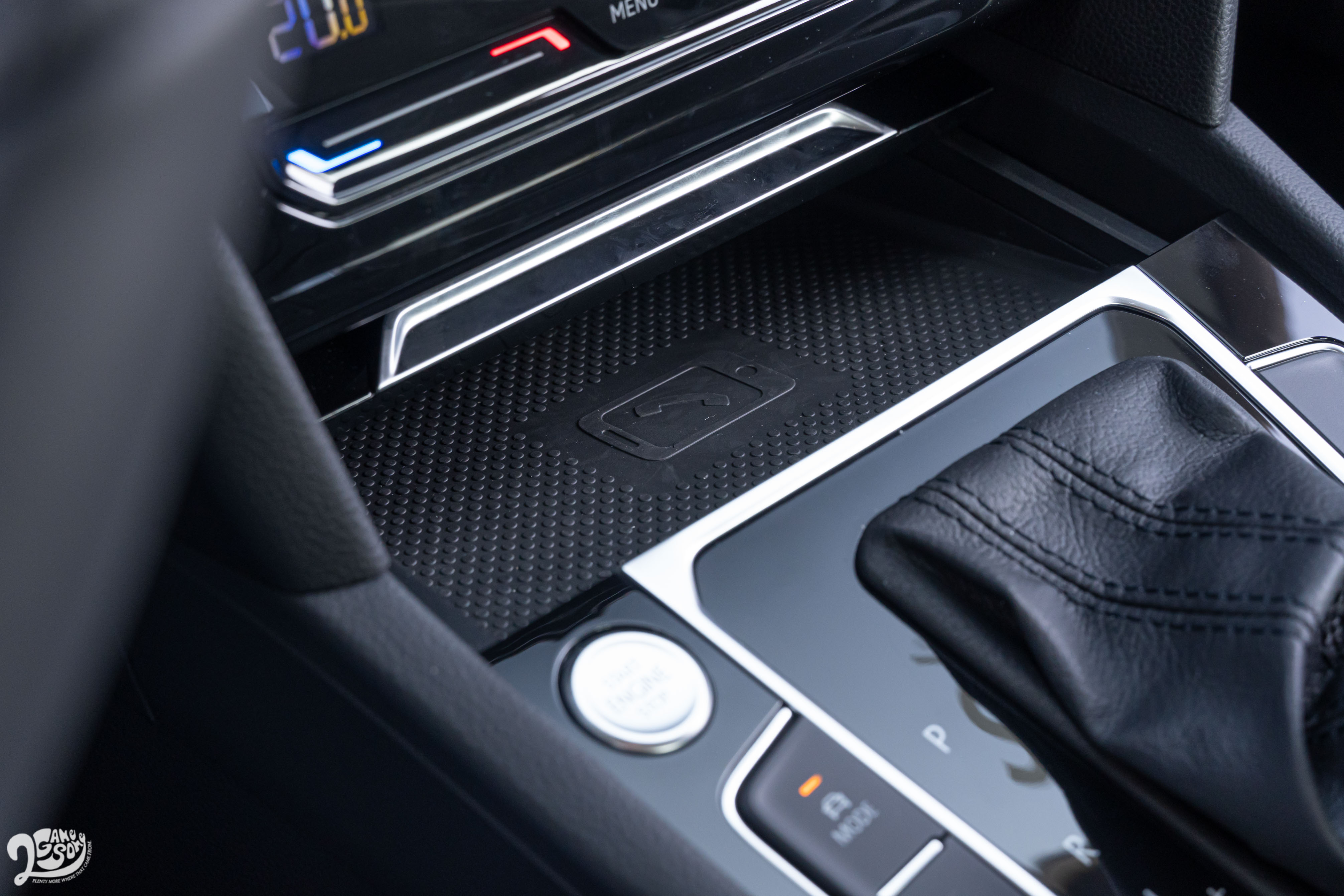 手機無線充電裝置也同樣為標配項目之一。