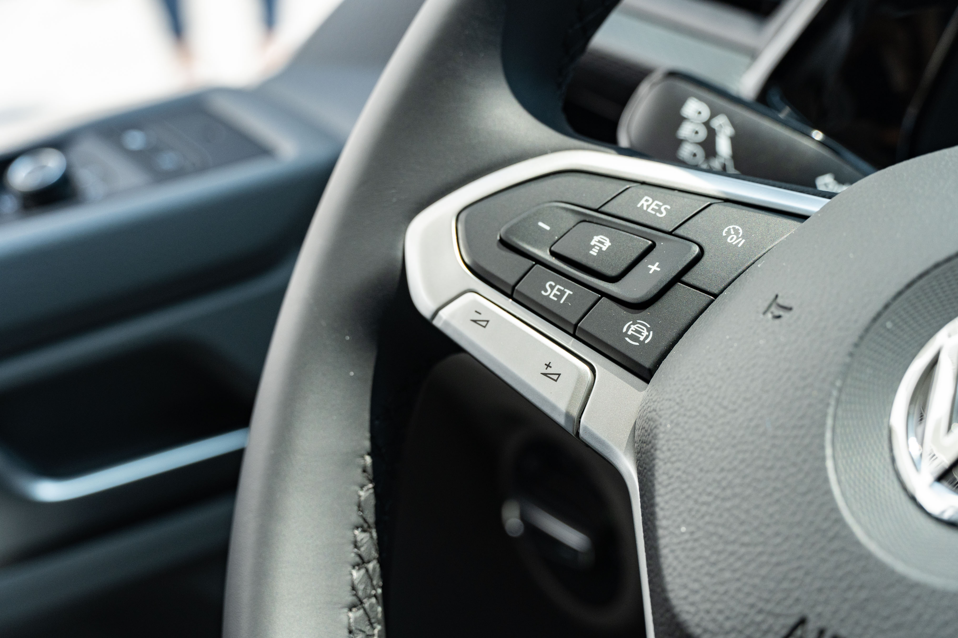 真皮多功能方向盤將 ACC 控制整合在左側按鈕區。