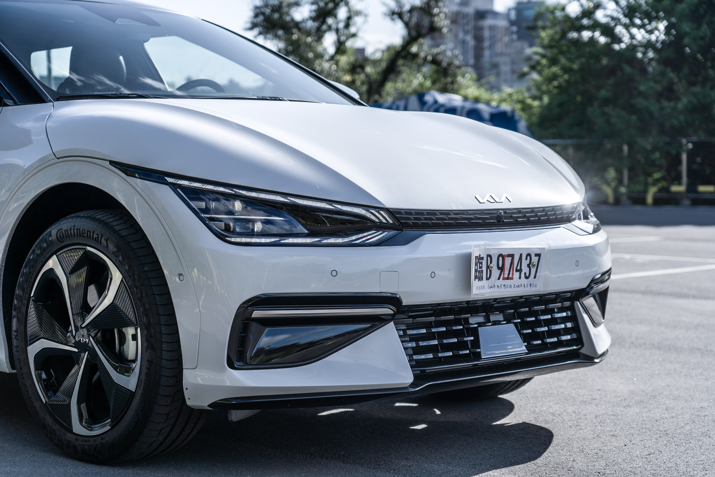 本車配有 GT-Line 專屬空力套件,就外型而論,比起原廠所宣稱的跨界休旅定位,就視覺上倒不如說它是一輛放大的五門鋼砲。