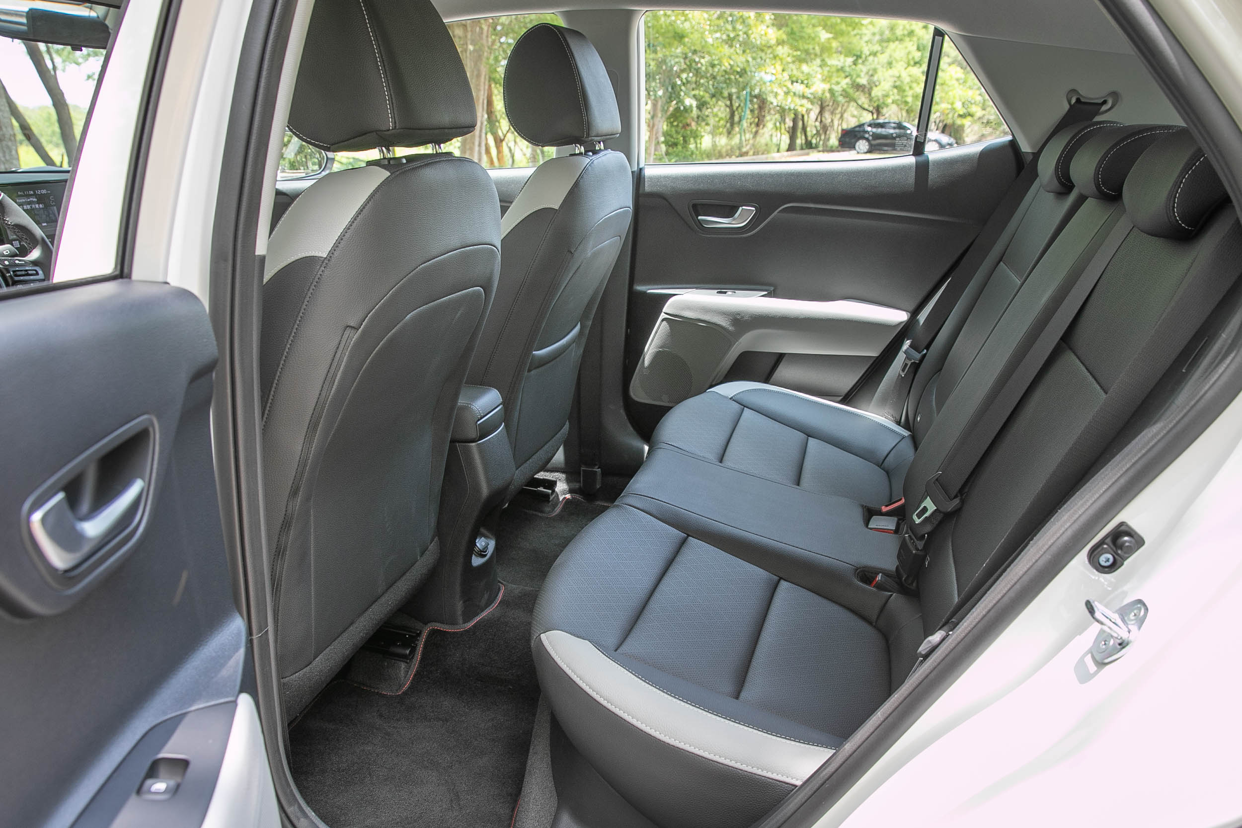 2580mm 軸距在同級中雖然不算長,但透過得宜的座椅設計,與腰線安排,後座的乘坐性挺舒適,沒有過於侷促的不適感。