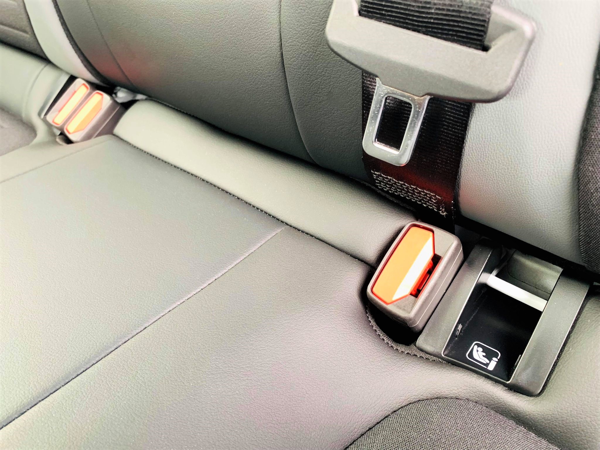 Ford一般乘用車款皆搭載後座 ISOFIX 兒童安全座椅固定裝置,方便民眾正確且迅速安裝兒童安全座椅。