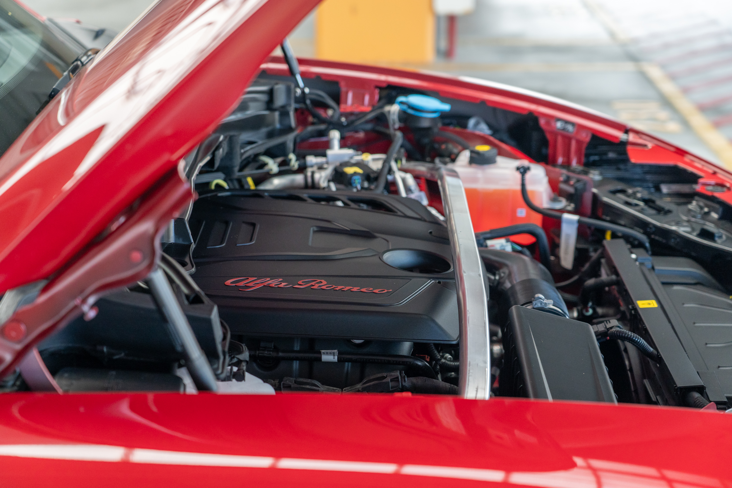 搭載2.0升直列四缸渦輪增壓汽油，具備280hp最大馬力與40.8kgm峰值扭力輸出表現。