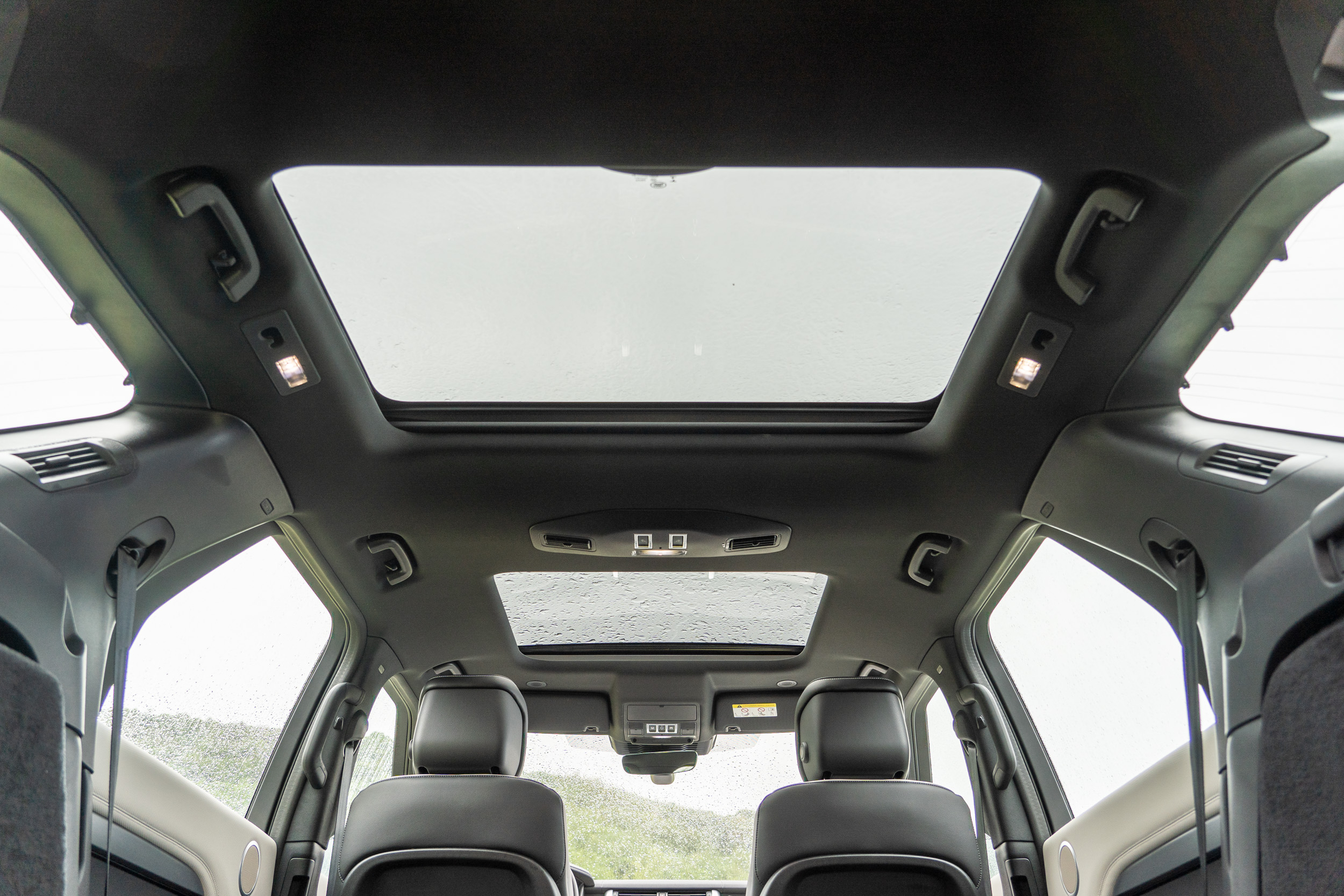 配備前玻璃天窗與後固定式全景玻璃天窗。