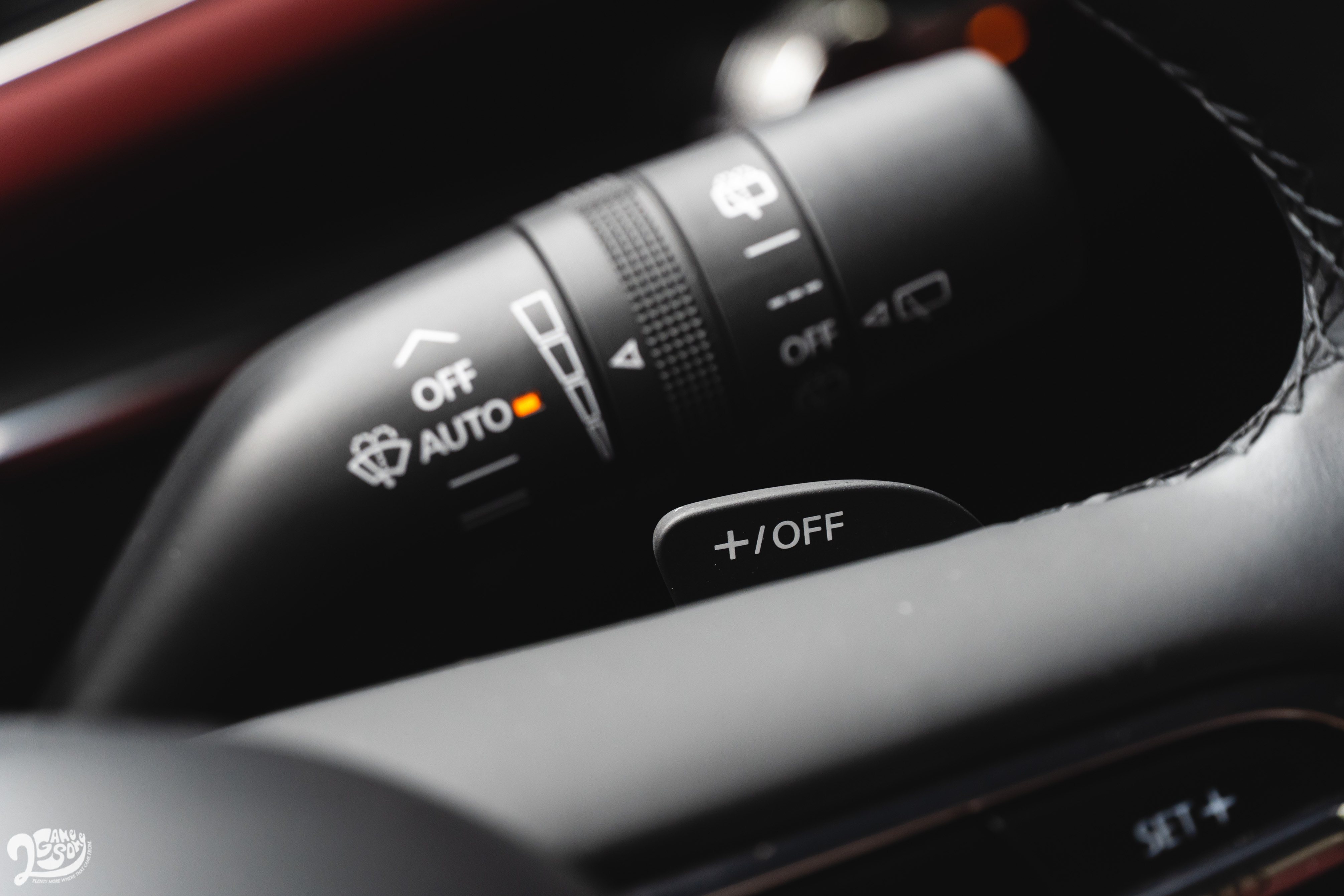 換檔撥片是旗艦型以上配備。