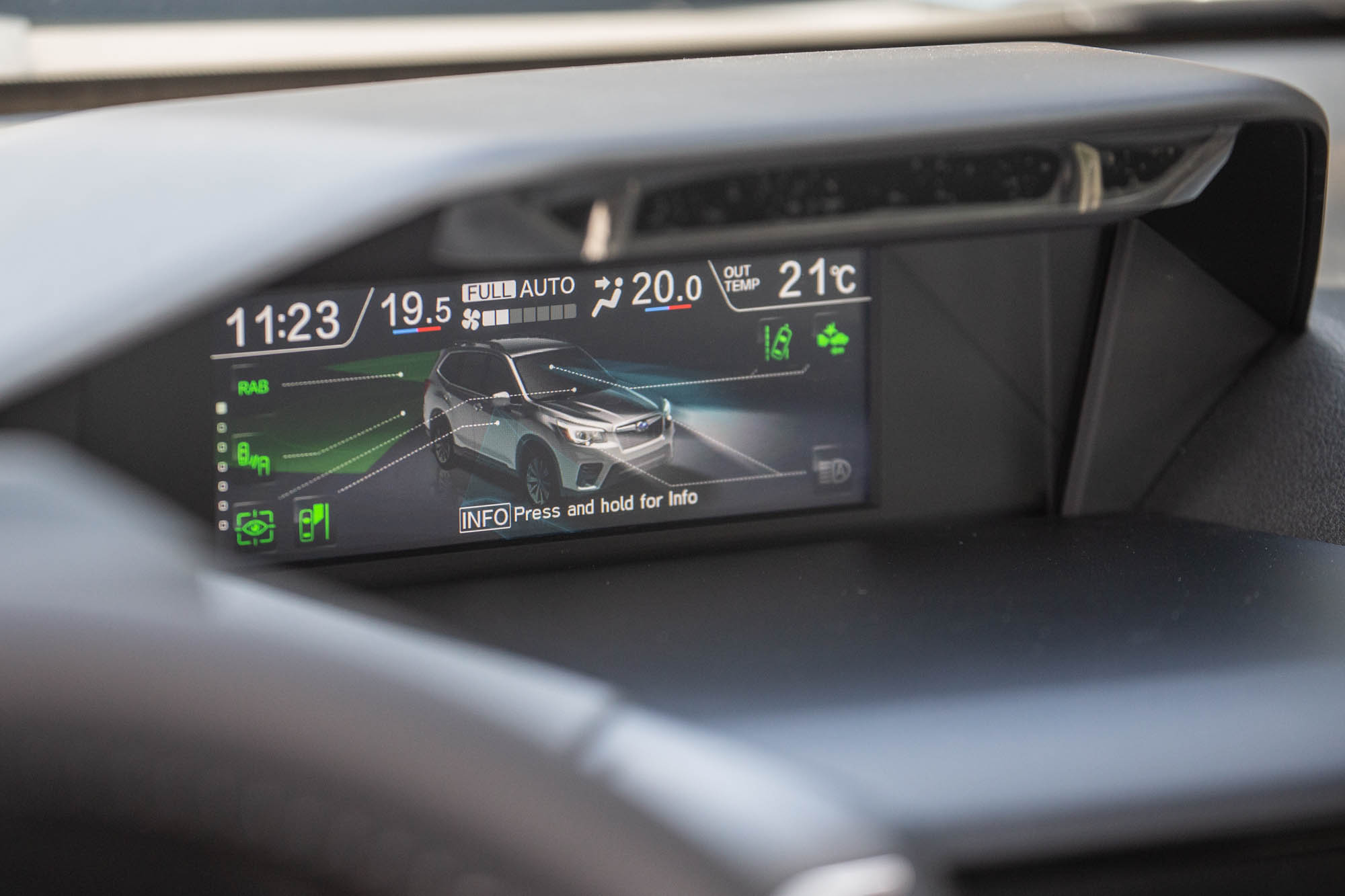 中控台上方的 6.3 吋 LCD 多功能行車資訊顯示螢幕。