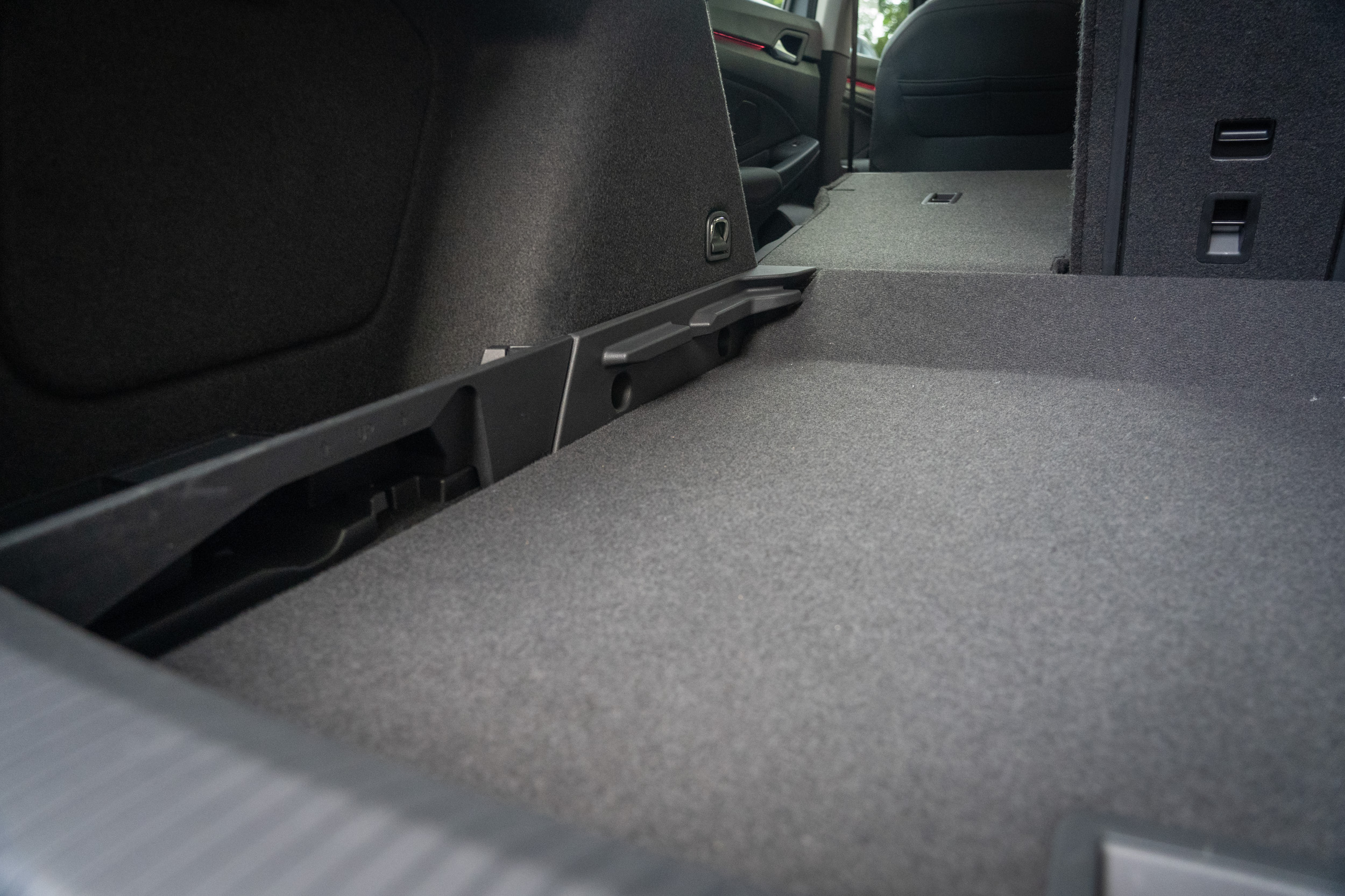 後座椅背傾倒後最大置物空間可達 1642 公升,後廂底板有兩段高低可調。